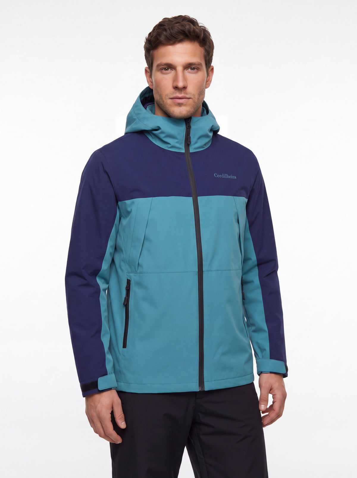 Modelo usando Jaqueta Cordilheira Boreal Impermeável em fundo branco, Roupa da Marca Cordilheira com Boa qualidade e apresentação Confiável.