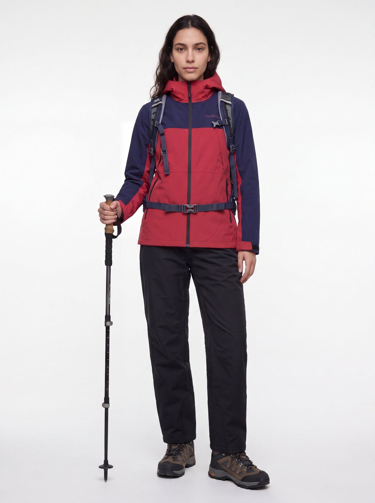 Modelo usando Jaqueta Cordilheira Boreal Impermeável em hiking, Roupa da Marca Cordilheira com Boa resistência e uso Confiável para frio.