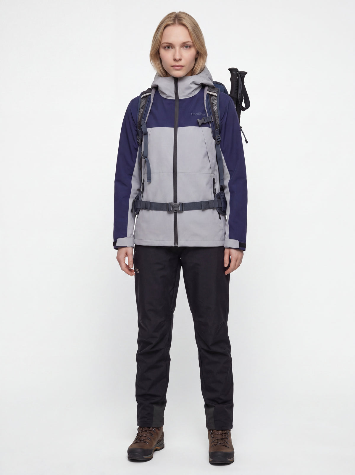 Modelo usando Roupa Jaqueta Cordilheira Boreal Impermeável da Marca Cordilheira em proposta hiking, com Boa resistência e desempenho Confiável.