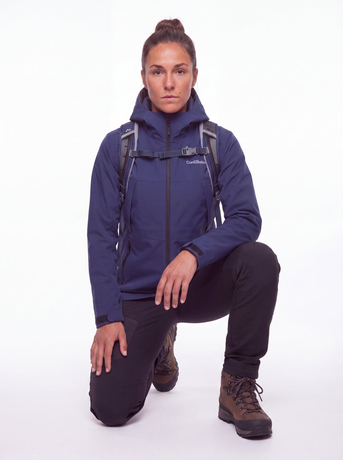 Modelo com Roupa Jaqueta Cordilheira Boreal Impermeável da Marca Cordilheira em corpo inteiro, com Boa resistência e uso Confiável para aventura outdoor.