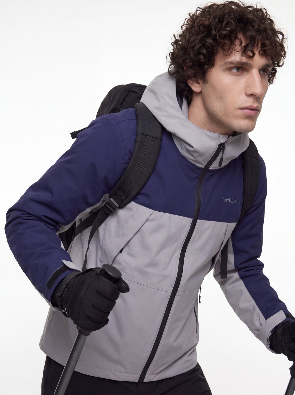 Outra pose com Jaqueta Cordilheira Boreal Impermeável da Marca Cordilheira, Roupa de Boa qualidade e uso Confiável para outdoor.