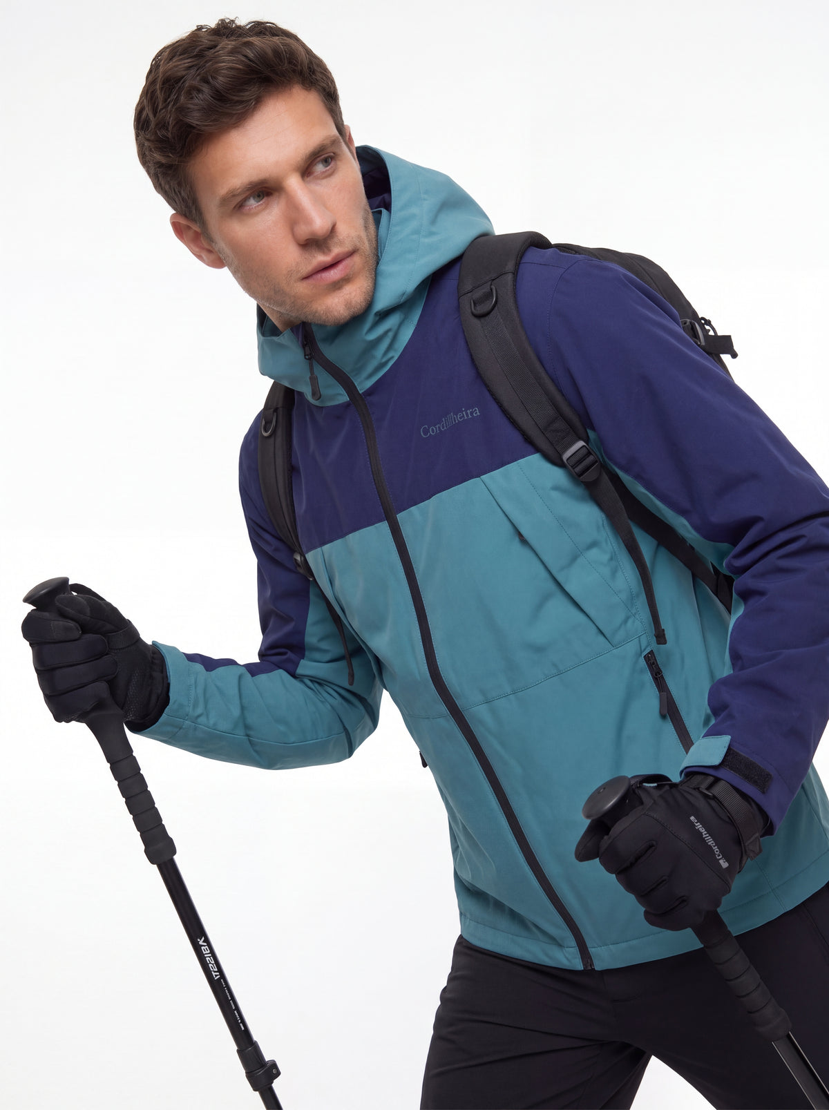 Modelo em outra pose com Jaqueta Cordilheira Boreal Impermeável, Roupa da Marca Cordilheira com Boa resistência e visual Confiável.