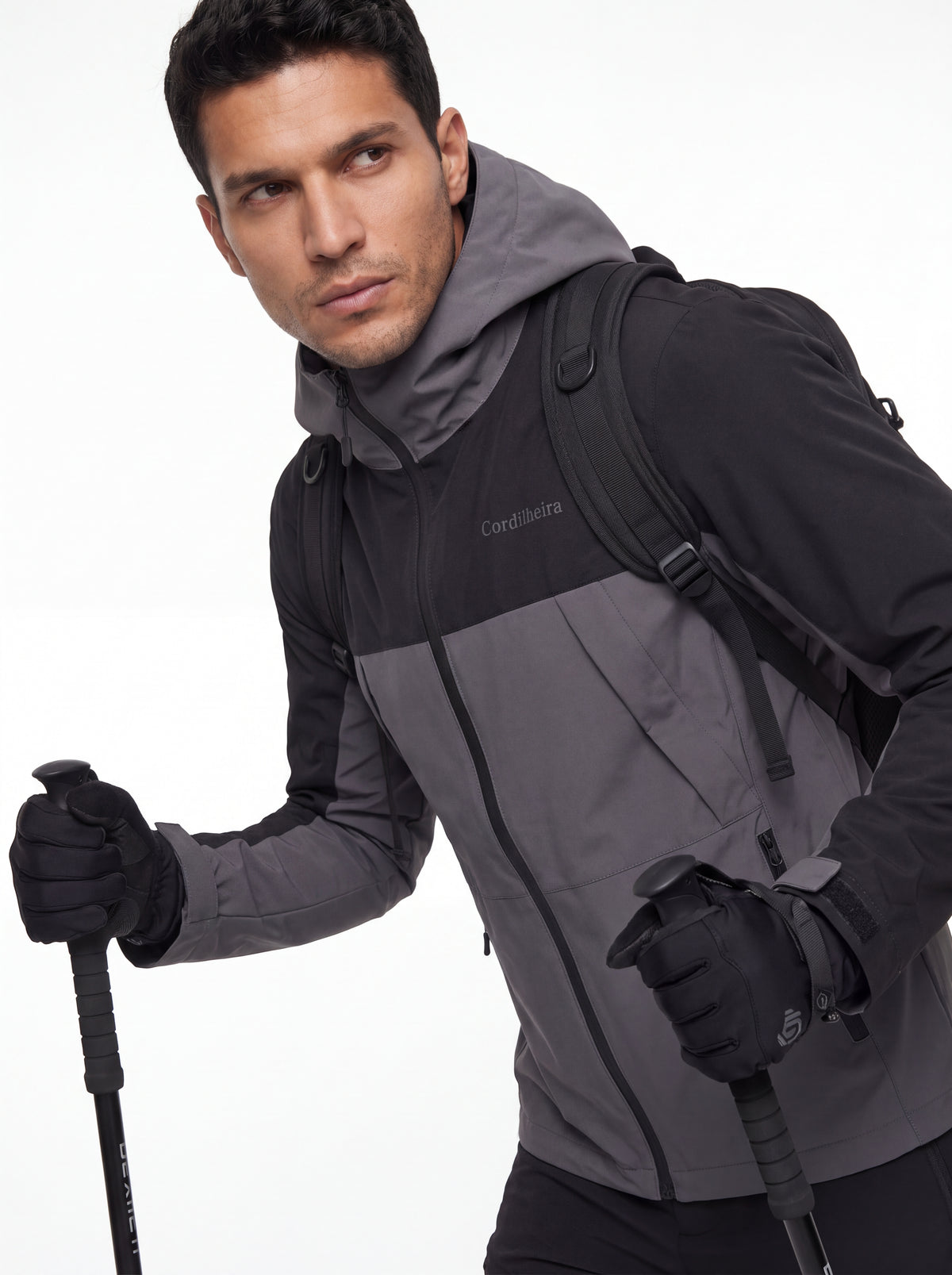 Modelo em pose diferente com Jaqueta Cordilheira Boreal Impermeável, Roupa da Marca Cordilheira com Boa resistência e visual Confiável.