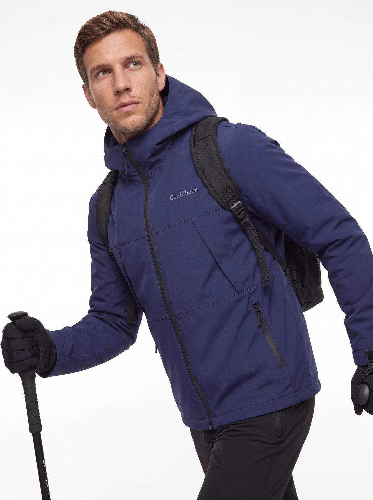 Modelo em fotografia 4K com Jaqueta Cordilheira Boreal Impermeável, Roupa da Marca Cordilheira com Boa qualidade e proteção Confiável.