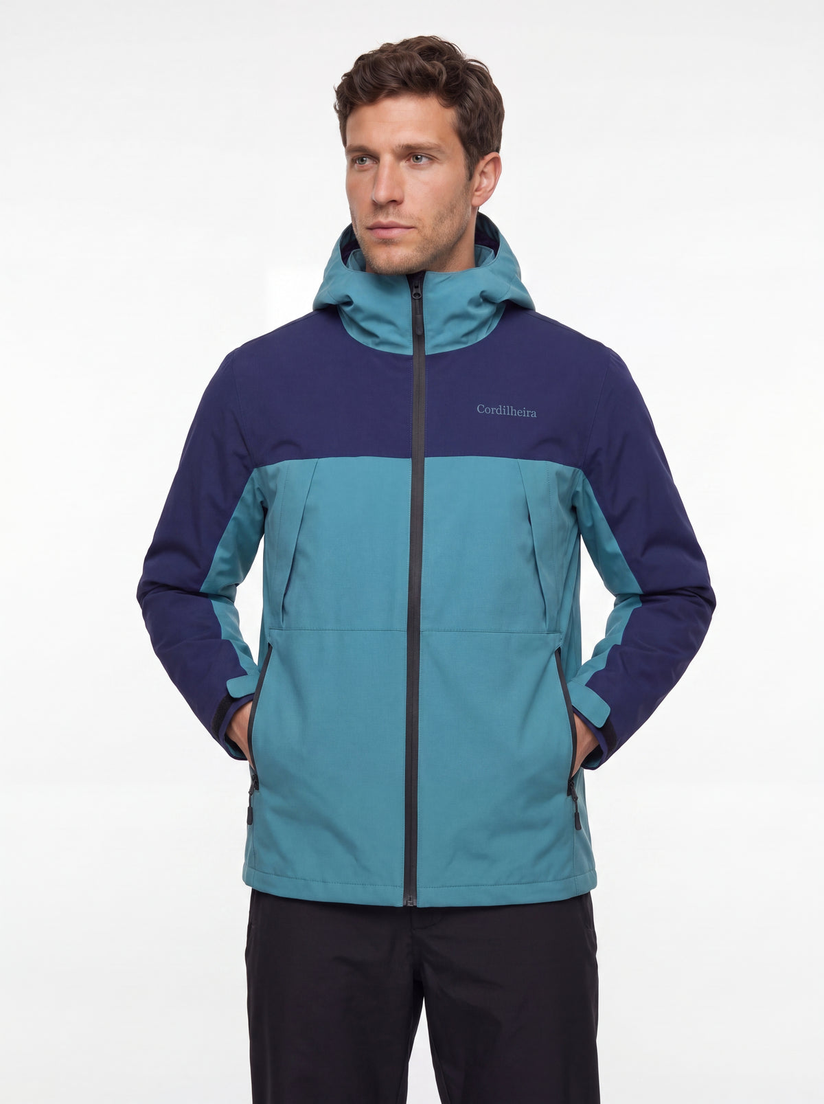 Pose com logo da Jaqueta Cordilheira Boreal Impermeável, Roupa da Marca Cordilheira com Boa resistência e acabamento Confiável.