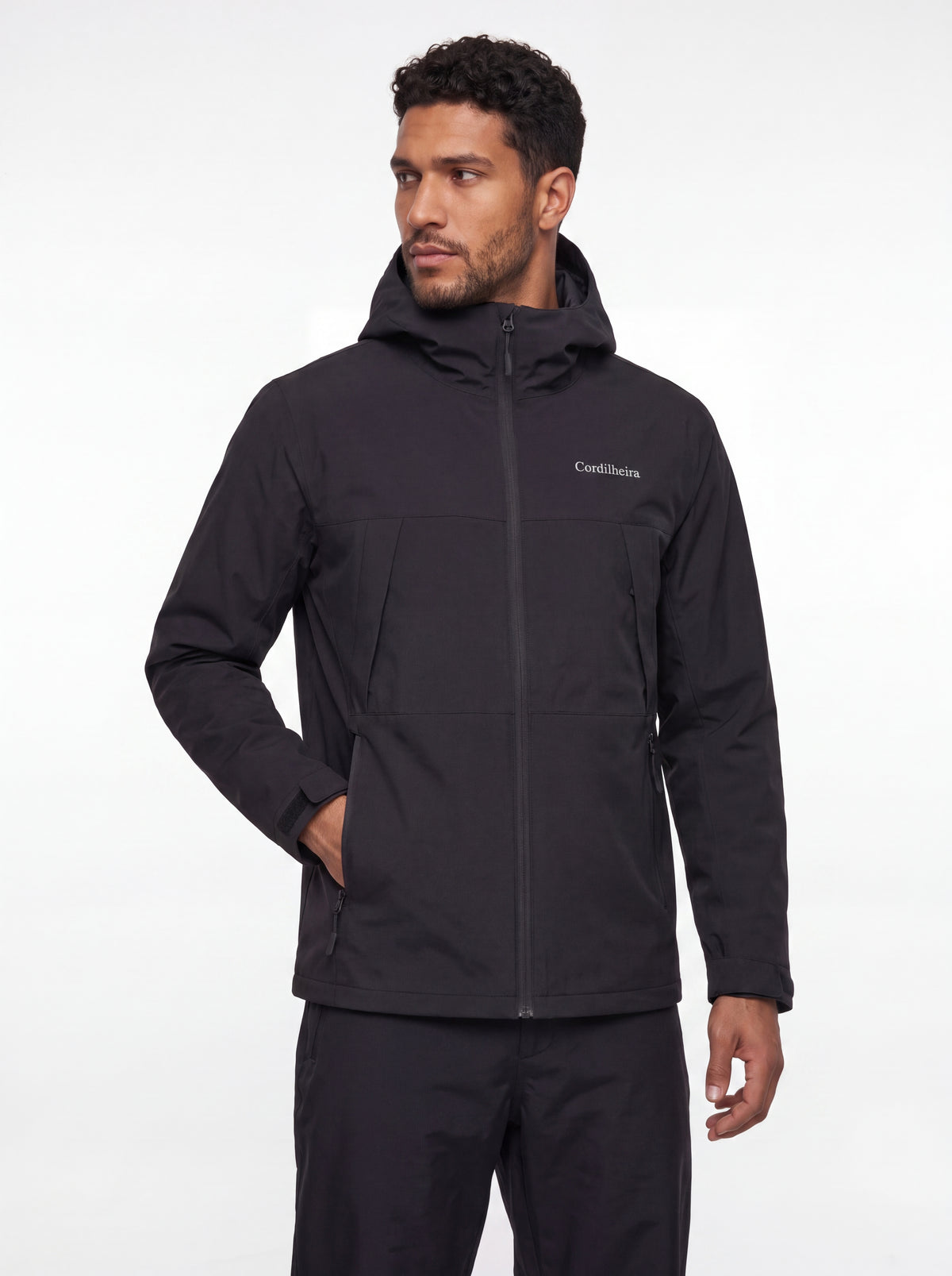 Pose com logo da Jaqueta Cordilheira Boreal Impermeável da Marca Cordilheira, Roupa de Boa qualidade e acabamento Confiável.