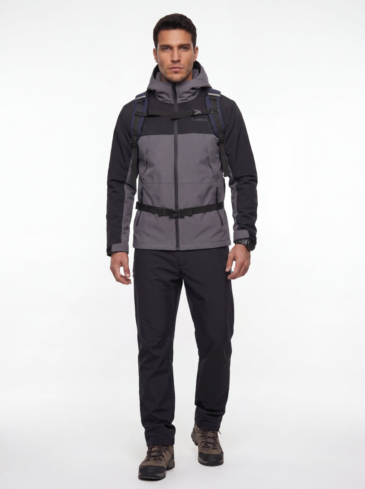 Pose com logo no peito da Jaqueta Cordilheira Boreal Impermeável, Roupa da Marca Cordilheira com Boa proteção Confiável para outdoor.