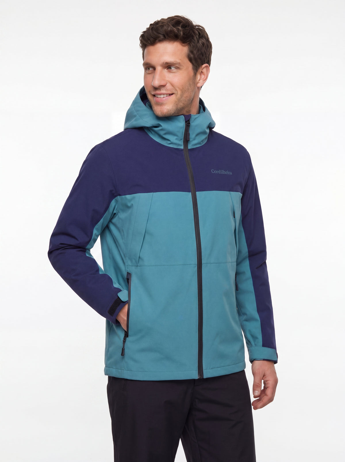 Modelo posando com logo da Jaqueta Cordilheira Boreal Impermeável, Roupa da Marca Cordilheira com Boa qualidade e uso Confiável.