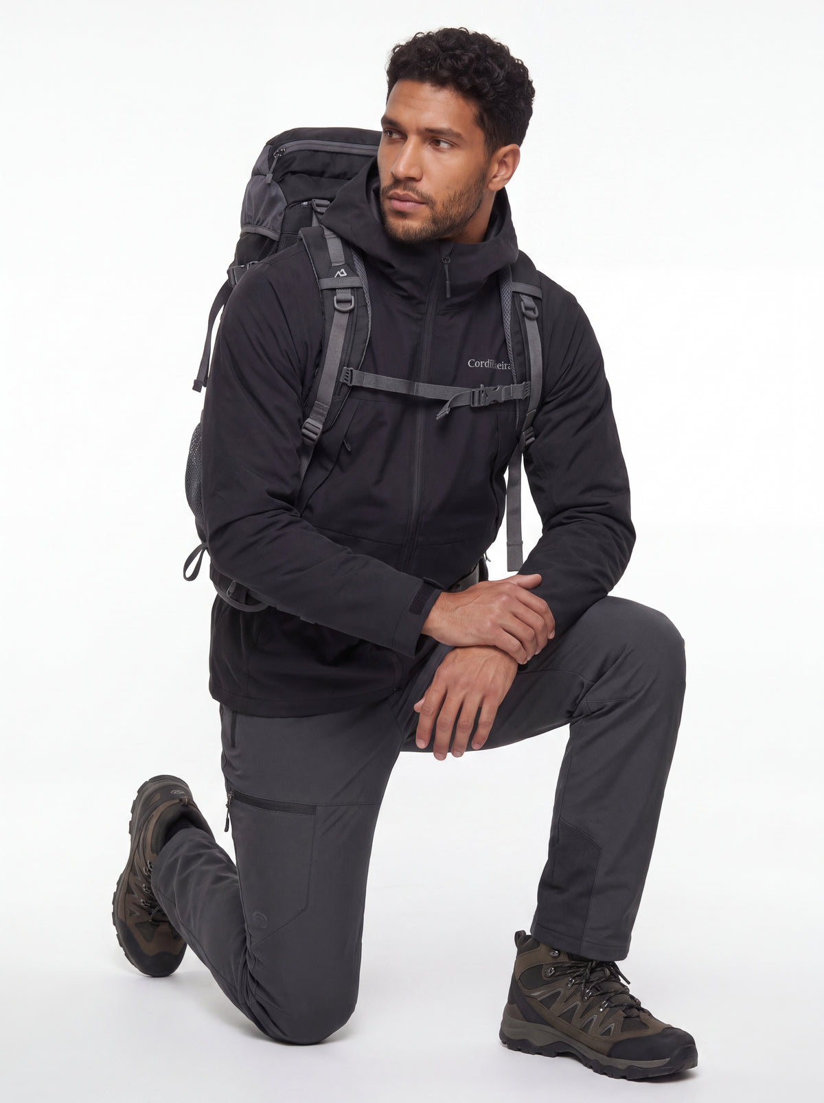 Pose outdoor com logo da Jaqueta Cordilheira Boreal Impermeável, Roupa da Marca Cordilheira com Boa proteção e uso Confiável.