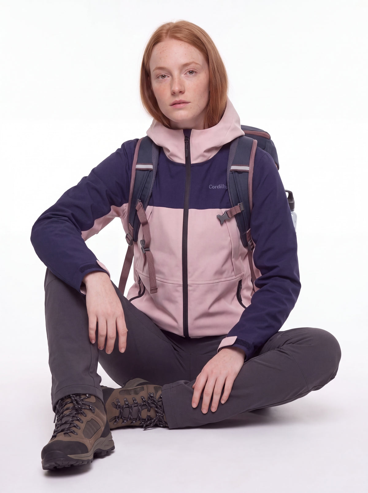 Modelo em pose sem bastões usando Jaqueta Cordilheira Boreal Impermeável, Roupa da Marca Cordilheira com Boa resistência Confiável.