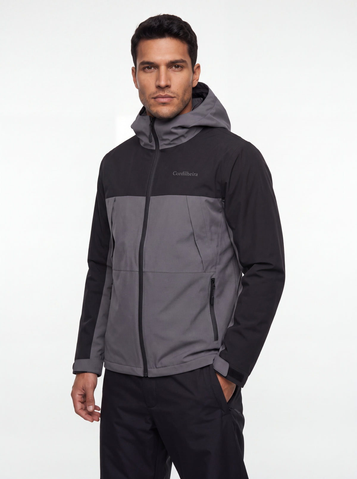 Modelo vestindo Jaqueta Cordilheira Boreal Impermeável preta, Roupa da Marca Cordilheira com Boa qualidade e proteção Confiável.
