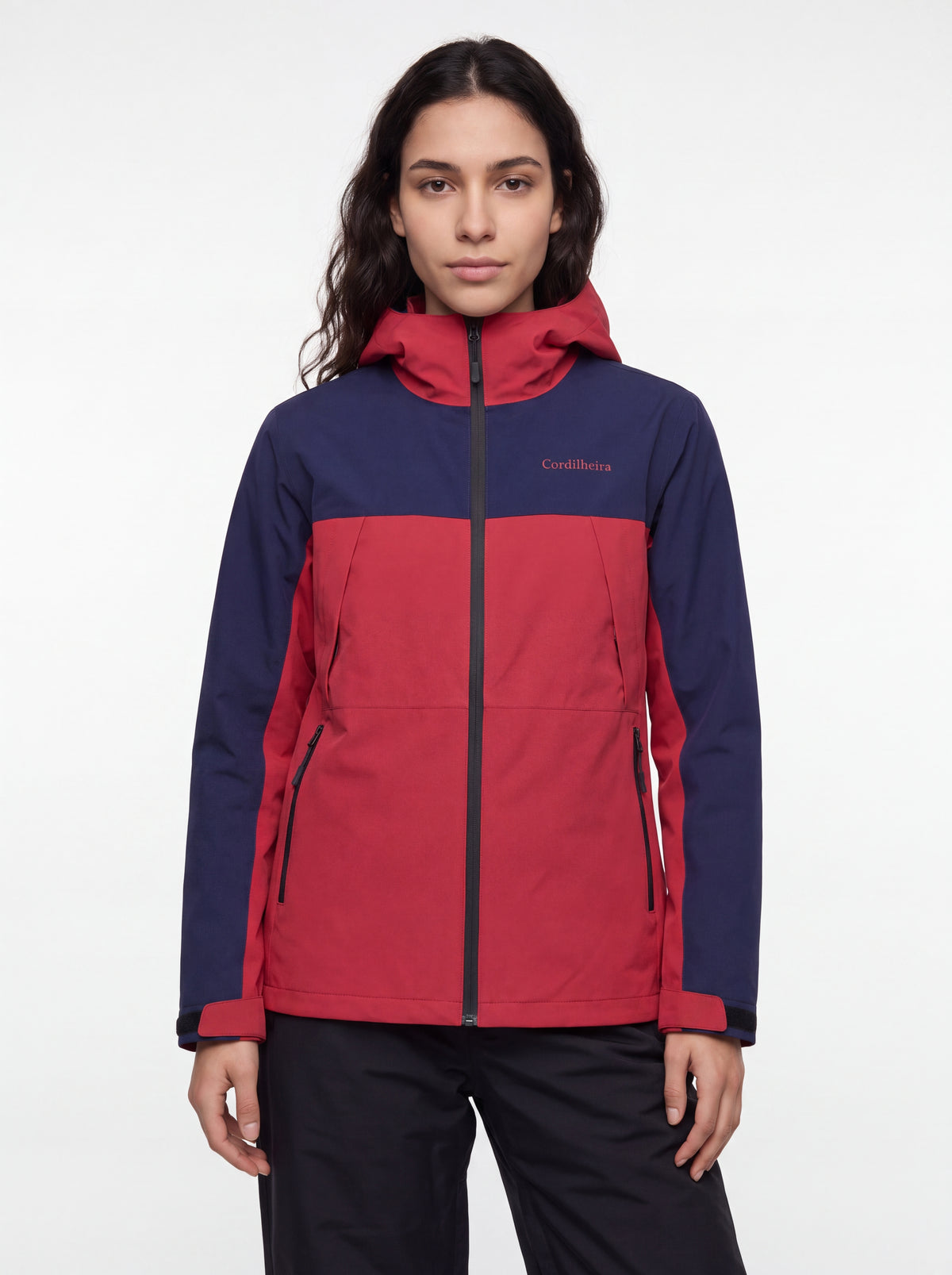 Modelo vestindo Jaqueta Cordilheira Boreal Impermeável preta em 4K, Roupa da Marca Cordilheira com Boa resistência Confiável.