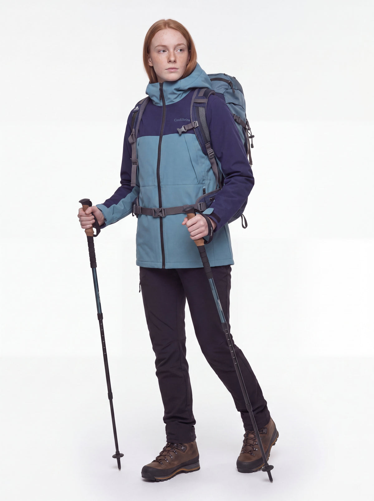Modelo usando Jaqueta Cordilheira Boreal Impermeável em proposta hiking, Roupa da Marca Cordilheira com Boa qualidade e proteção Confiável.