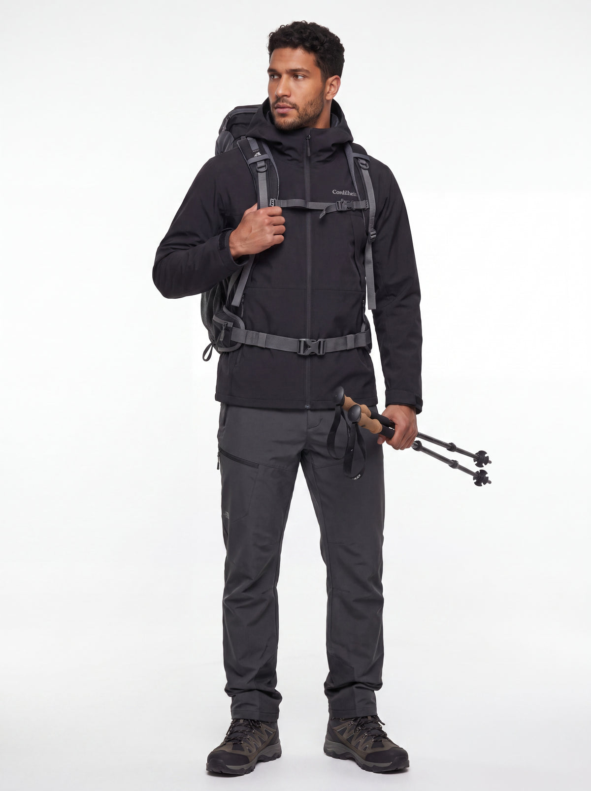 Modelo usando Jaqueta Cordilheira Boreal Impermeável em hiking profissional, Roupa da Marca Cordilheira com Boa qualidade e proteção Confiável.
