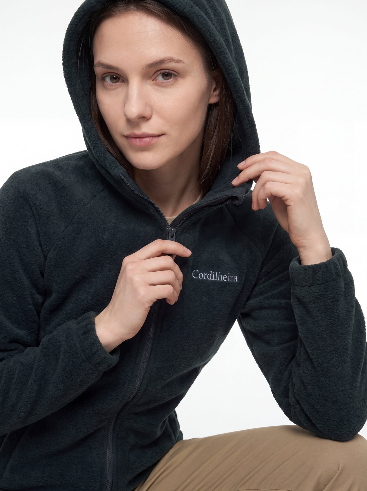 Modelo ajustando a gola e o capuz da Jaqueta Cordilheira Fleece Hooded Feminina, Roupa da Marca Cordilheira com Boa qualidade, conforto e funcionalidade Confiável para frio e outdoor.