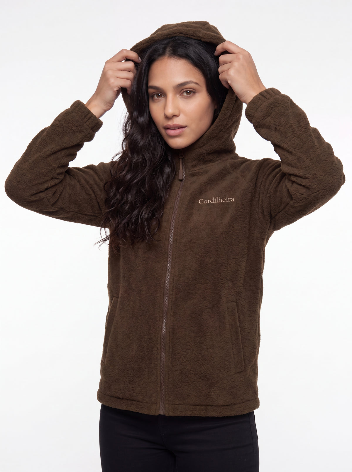 Modelo colocando o capuz da Jaqueta Cordilheira Fleece Hooded Feminina, Roupa da Marca Cordilheira com Boa qualidade, conforto e proteção Confiável para frio e atividades ao ar livre.