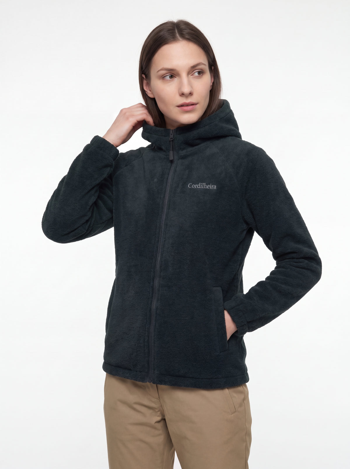 Modelo posando para catálogo com Jaqueta Cordilheira Fleece Hooded Feminina, Roupa da Marca Cordilheira com Boa qualidade, resistência e conforto Confiável para frio e uso outdoor.