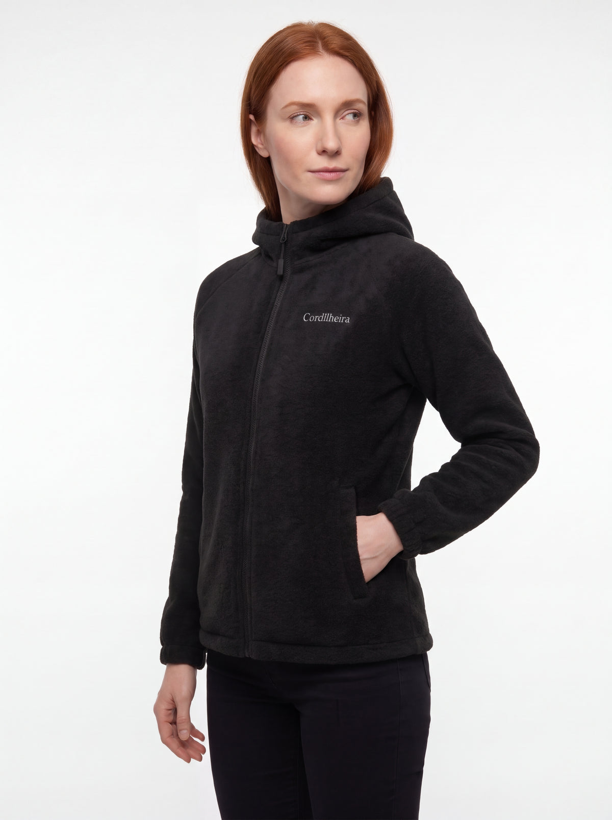 Modelo posando para catálogo de inverno com Jaqueta Cordilheira Fleece Hooded Feminina, Roupa da Marca Cordilheira com Boa resistência, qualidade e conforto Confiável para atividades outdoor.