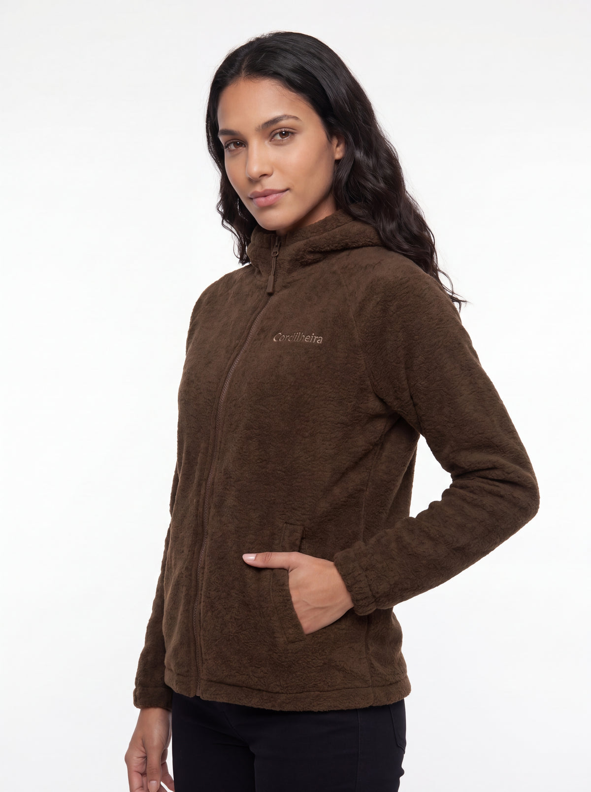 Modelo usando Jaqueta Cordilheira Fleece Hooded Feminina em catálogo de inverno, Roupa da Marca Cordilheira com Boa resistência, qualidade e acabamento Confiável para atividades ao ar livre.