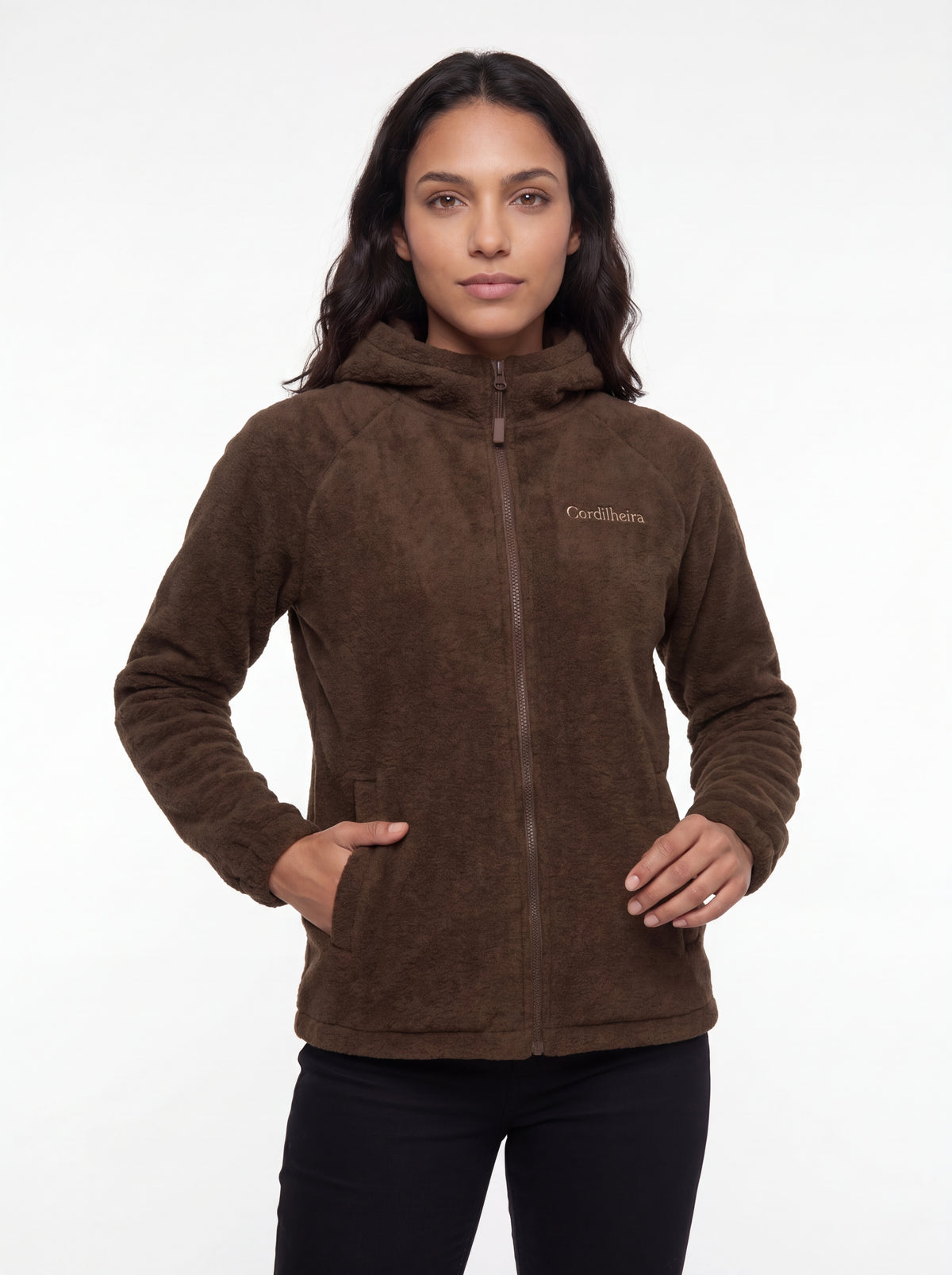 Modelo posando para catálogo com Jaqueta Cordilheira Fleece Hooded Feminina, Roupa da Marca Cordilheira com Boa qualidade, resistência e conforto Confiável para trekking e viagens.