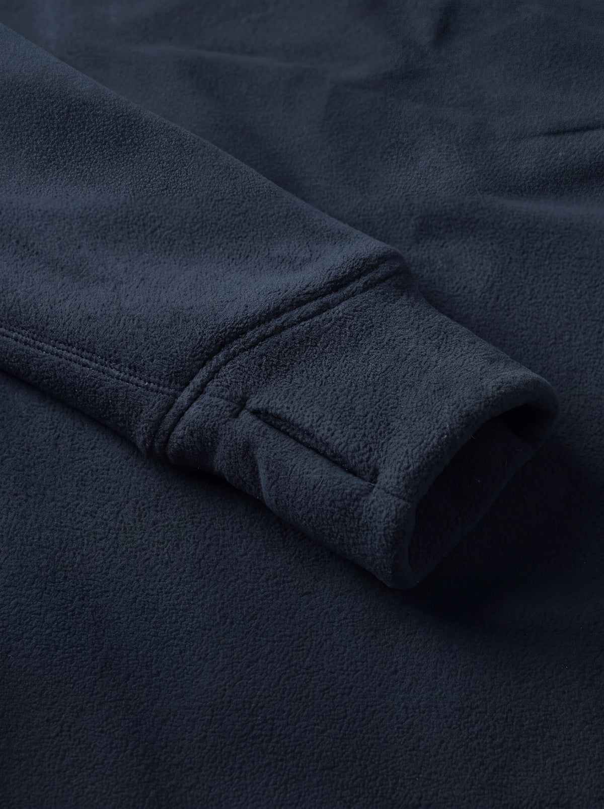 Detalhe da Jaqueta Cordilheira Fleece Hooded Masculina, Roupa da Marca Cordilheira com Boa qualidade, resistência e acabamento Confiável para trilhas e atividades outdoor.