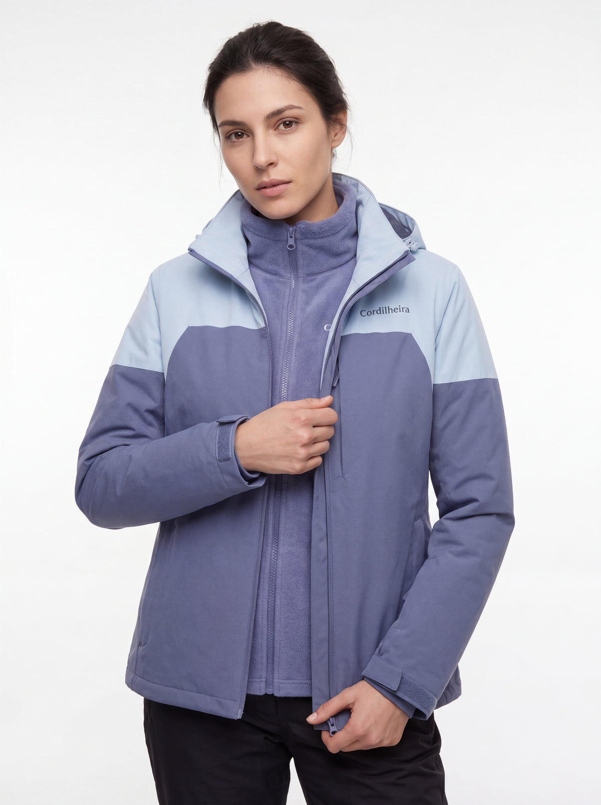 Modelo abrindo a Jaqueta 3 em 1 Cordilheira Alpine Feminina, Roupa da Marca Cordilheira com Boa qualidade, versatilidade e conforto Confiável para esportes de inverno.