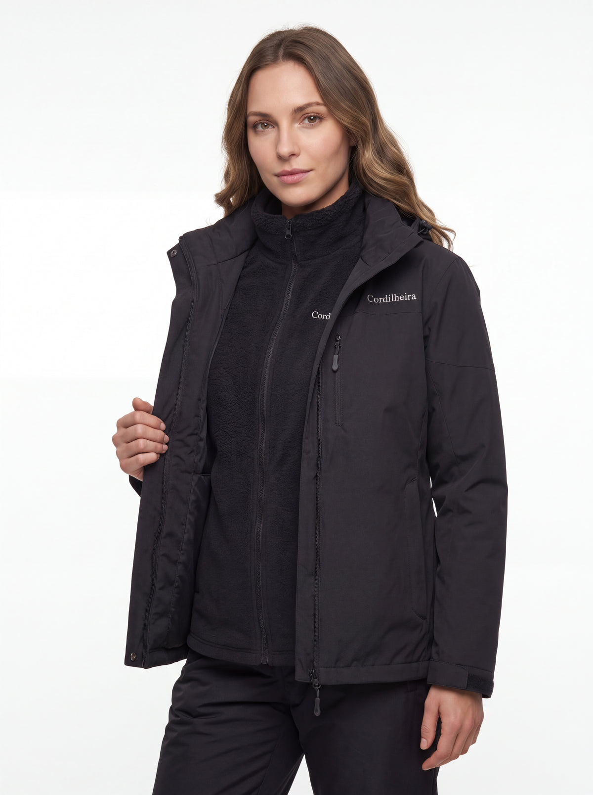 Modelo mostrando as camadas da Jaqueta 3 em 1 Cordilheira Alpine Feminina, Roupa da Marca Cordilheira com Boa qualidade, versatilidade e proteção Confiável para diferentes condições de frio.