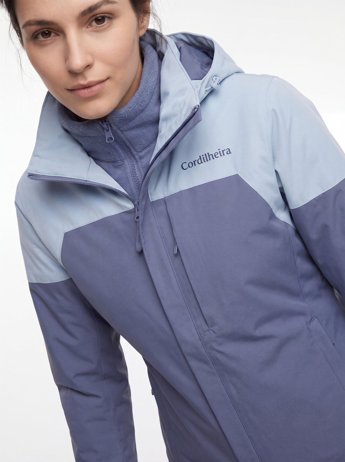 Close-up dos detalhes e logotipo da Jaqueta 3 em 1 Cordilheira Alpine Feminina, Roupa da Marca Cordilheira com Boa qualidade, resistência e acabamento Confiável.