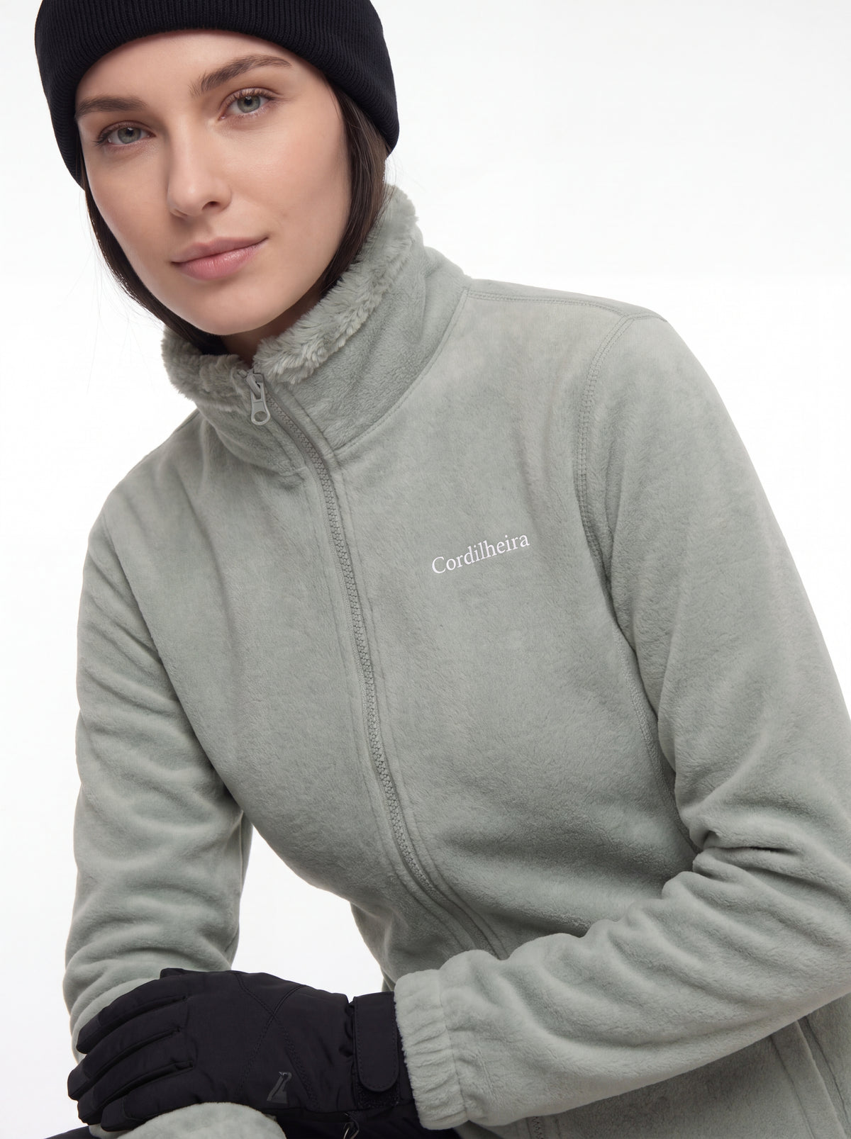 Close-up de modelo usando Jaqueta 3 em 1 Cordilheira Alpine Feminina, Roupa da Marca Cordilheira com Boa resistência e proteção impermeável Confiável para neve e frio.