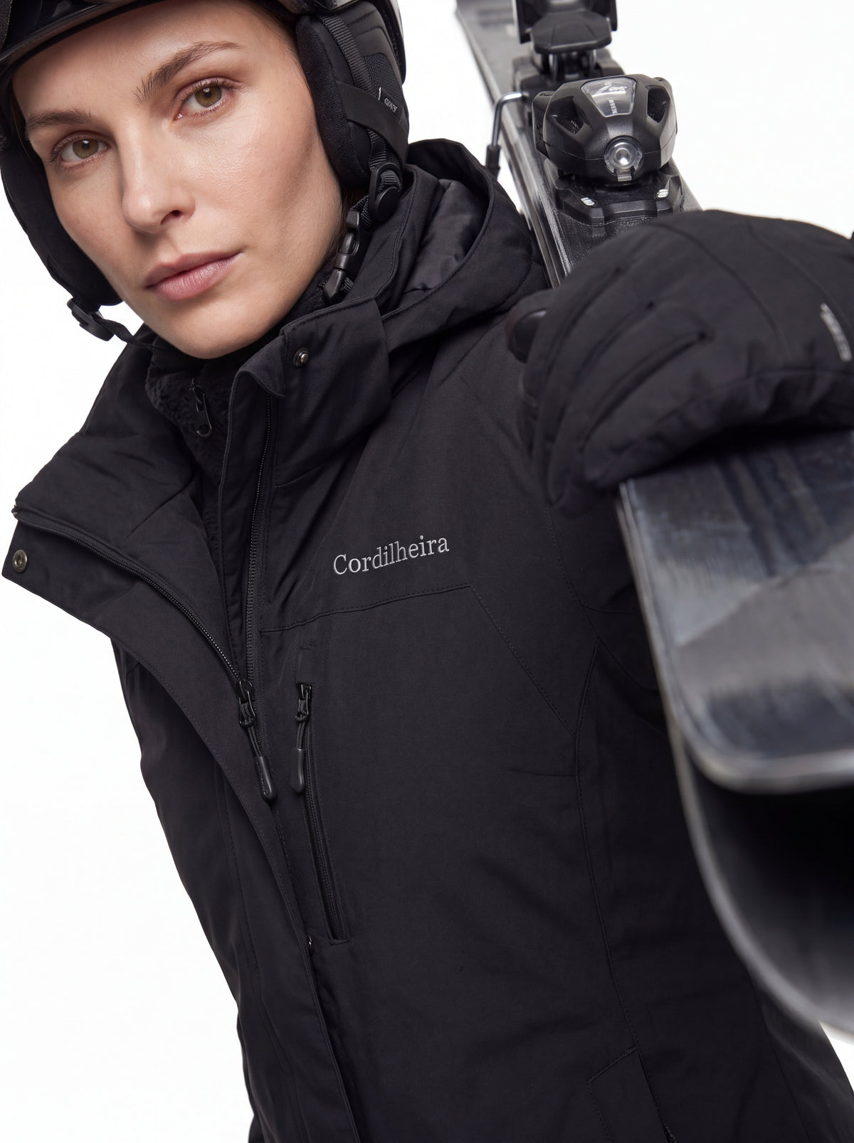 Editorial de ski com modelo usando Jaqueta 3 em 1 Cordilheira Alpine Feminina, Roupa da Marca Cordilheira com Boa resistência e proteção impermeável Confiável para neve.