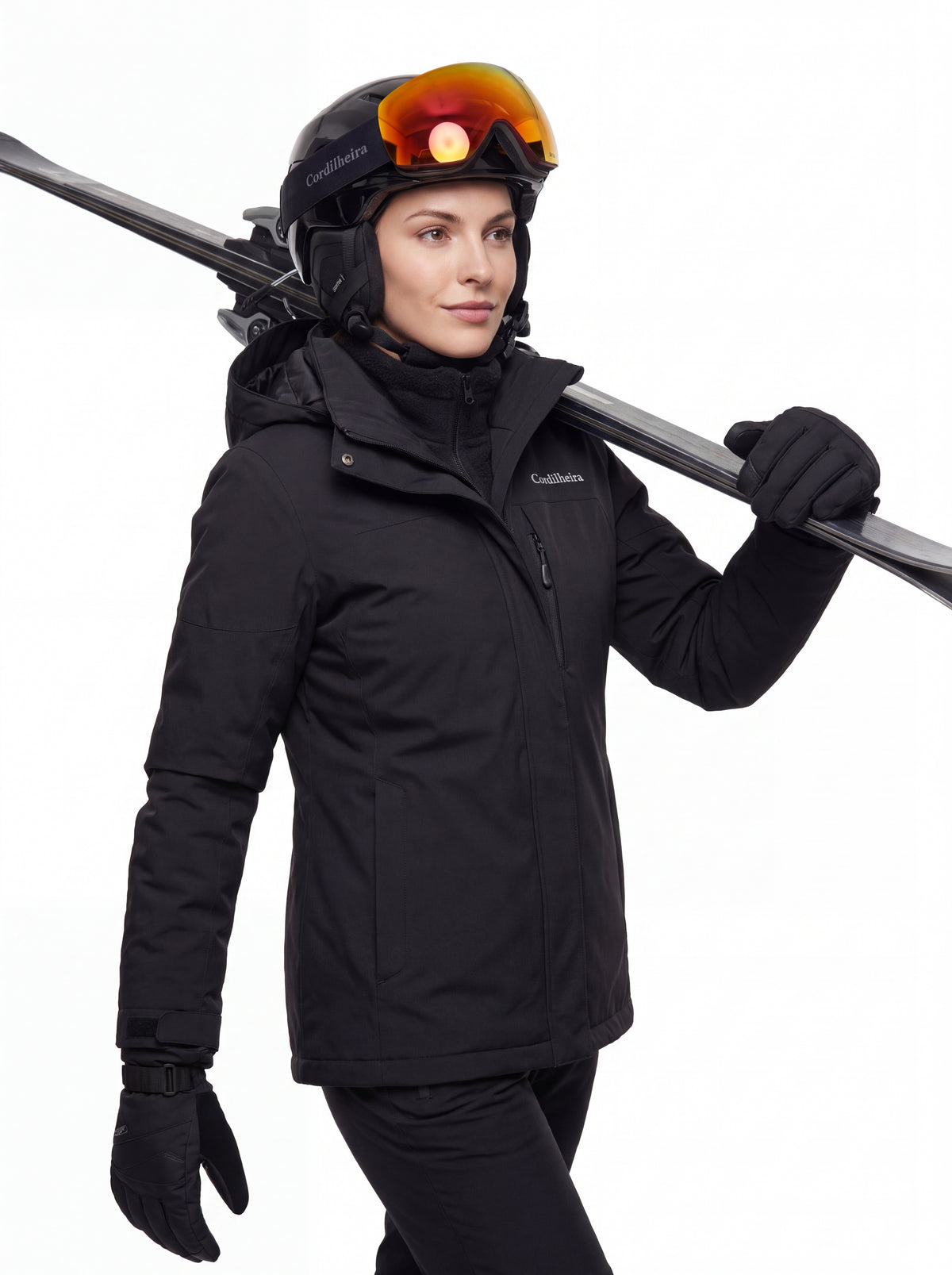 Modelo segurando esquis com Jaqueta 3 em 1 Cordilheira Alpine Feminina, Roupa da Marca Cordilheira com Boa resistência e proteção impermeável Confiável para ski e esportes na neve.