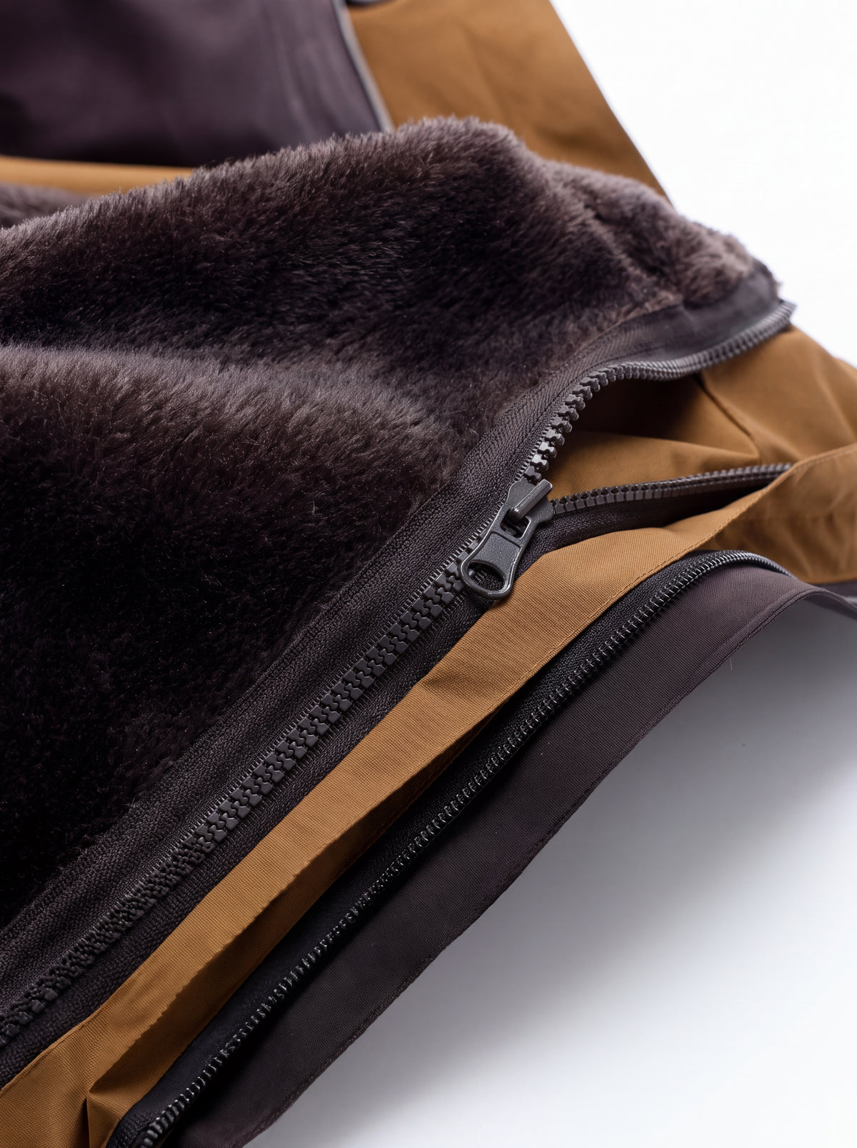 Close-up do fleece interno removível e do sistema de zíper da Jaqueta 3 em 1 Cordilheira Alpine Feminina, Roupa da Marca Cordilheira com Boa qualidade, conforto térmico e versatilidade Confiável para frio e esportes na neve.