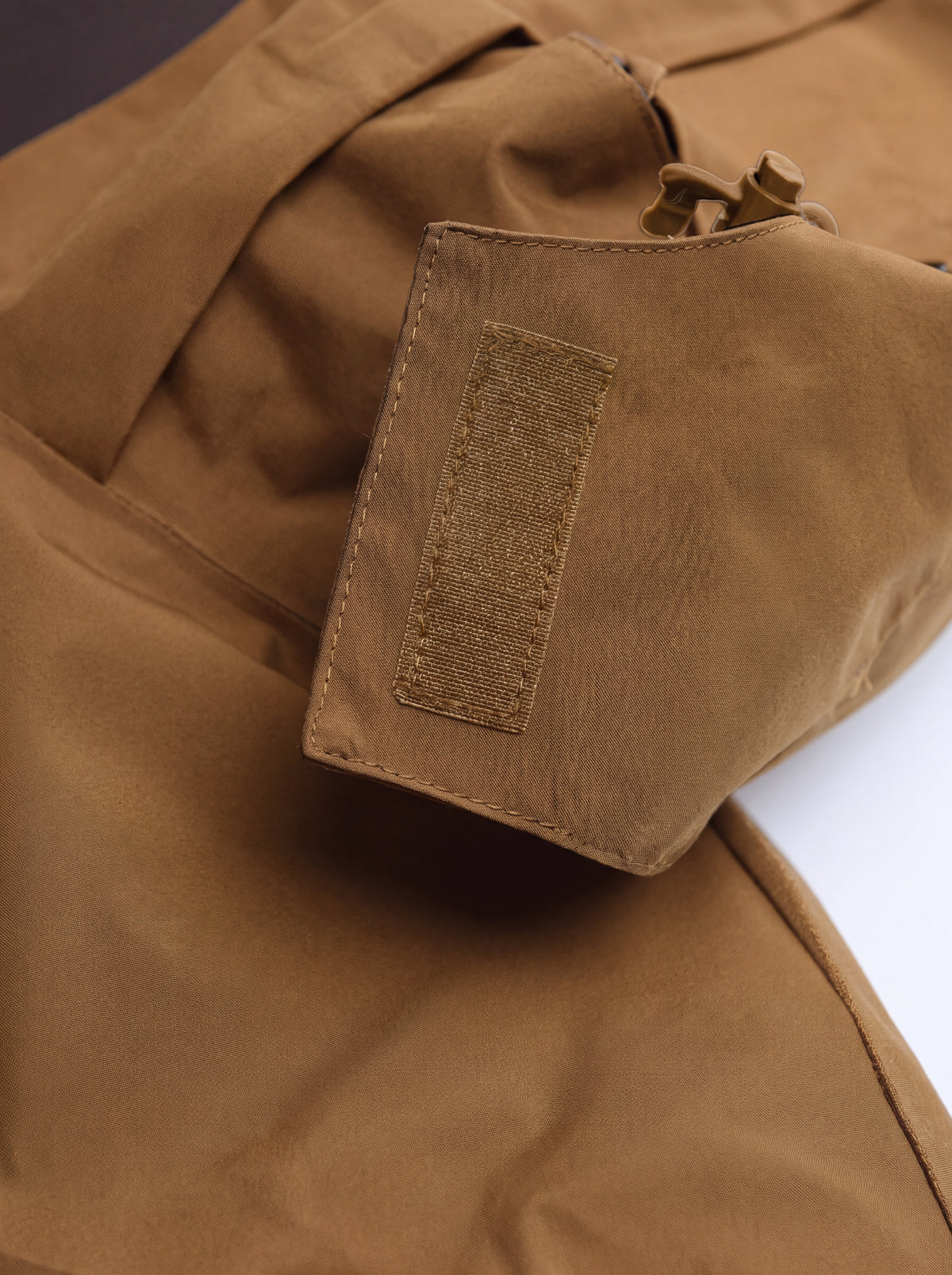 Detalhe da gola com fechamento em velcro da Jaqueta 3 em 1 Cordilheira Alpine Feminina, Roupa da Marca Cordilheira com Boa qualidade, resistência e proteção Confiável contra vento e frio durante atividades na neve.
