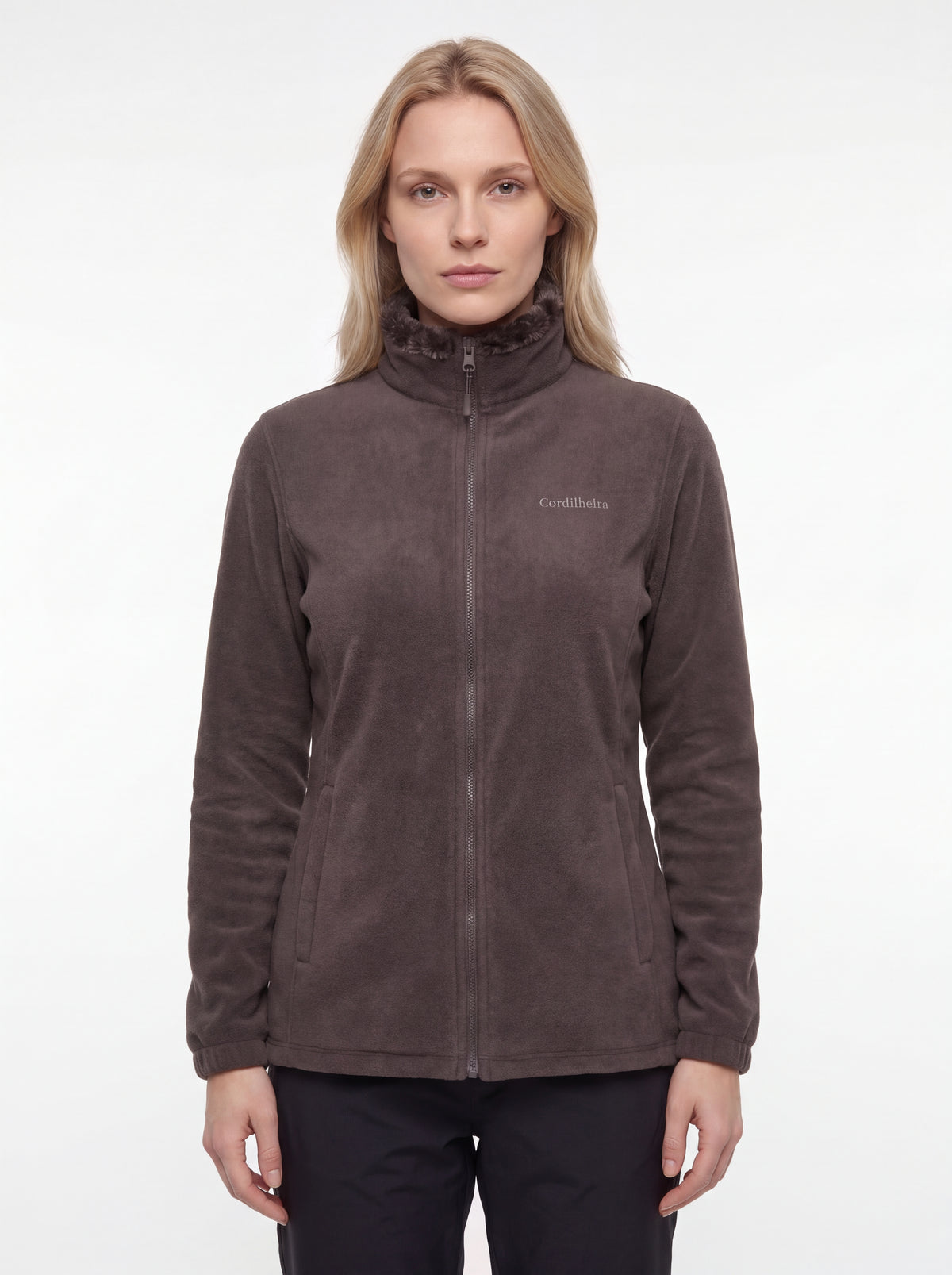 Modelo posando com Jaqueta 3 em 1 Cordilheira Alpine Feminina e logotipo em destaque, Roupa da Marca Cordilheira com Boa resistência, qualidade e acabamento Confiável para atividades outdoor.