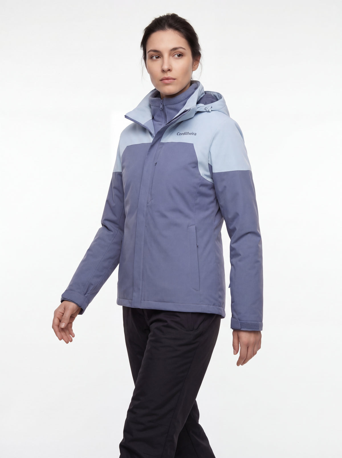 Modelo posando com Jaqueta 3 em 1 Cordilheira Alpine Feminina e logotipo em destaque, Roupa da Marca Cordilheira com Boa qualidade, resistência e acabamento Confiável para uso outdoor.