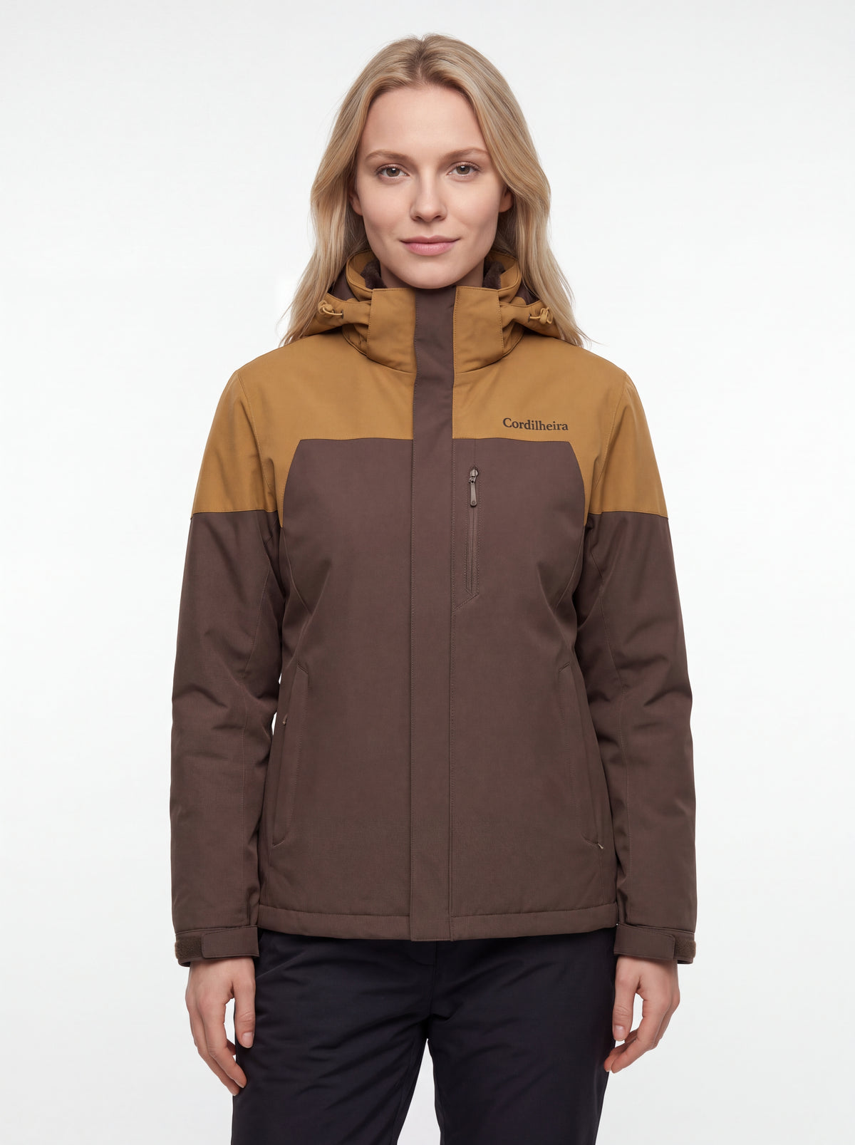 Modelo usando Jaqueta 3 em 1 Cordilheira Alpine Feminina com calça em combinação para ski, Roupa da Marca Cordilheira com Boa qualidade e proteção impermeável Confiável para neve.