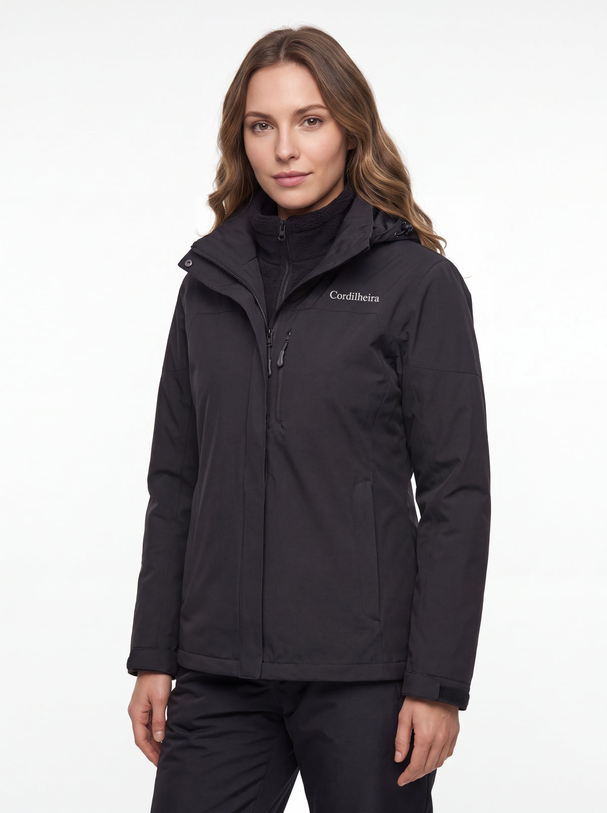 Modelo usando Jaqueta 3 em 1 Cordilheira Alpine Feminina com calça para esportes de inverno, Roupa da Marca Cordilheira com Boa proteção, resistência e desempenho Confiável para neve.