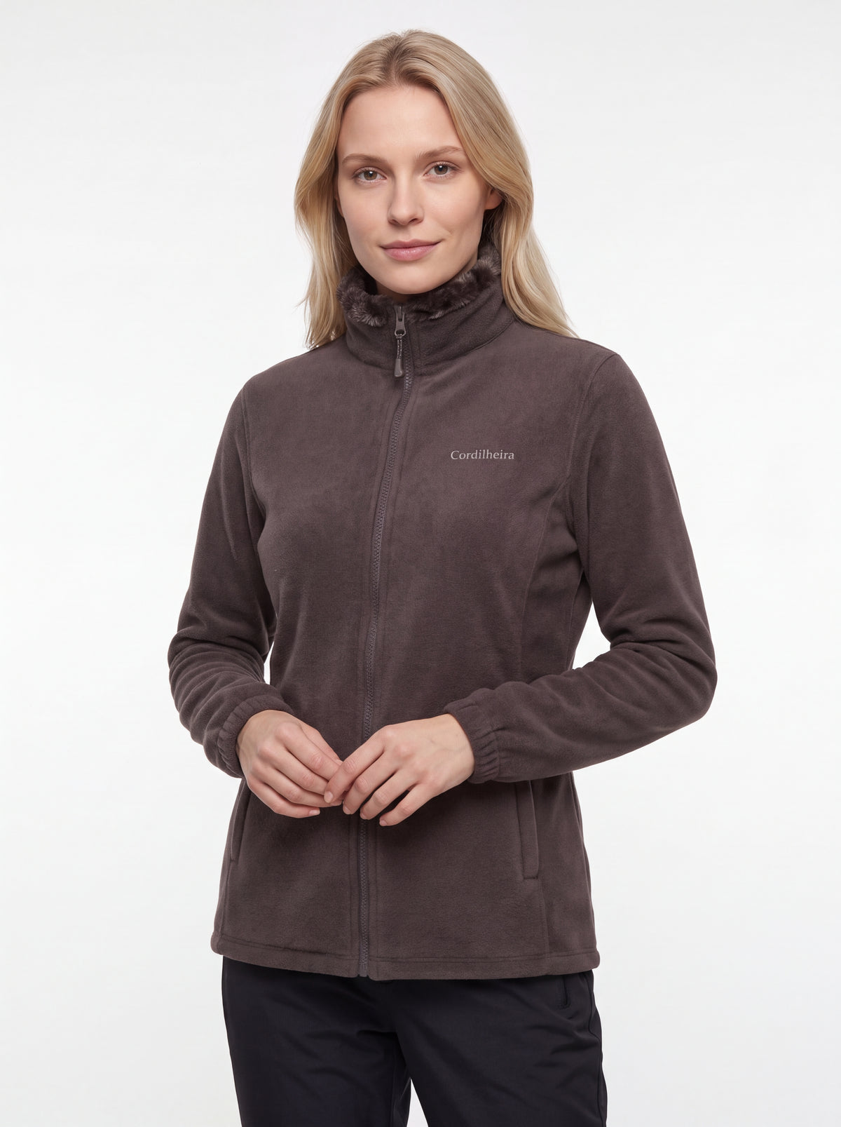 Modelo usando Jaqueta 3 em 1 Cordilheira Alpine Feminina em pose de produto, Roupa da Marca Cordilheira com Boa qualidade e resistência Confiável para frio e inverno.