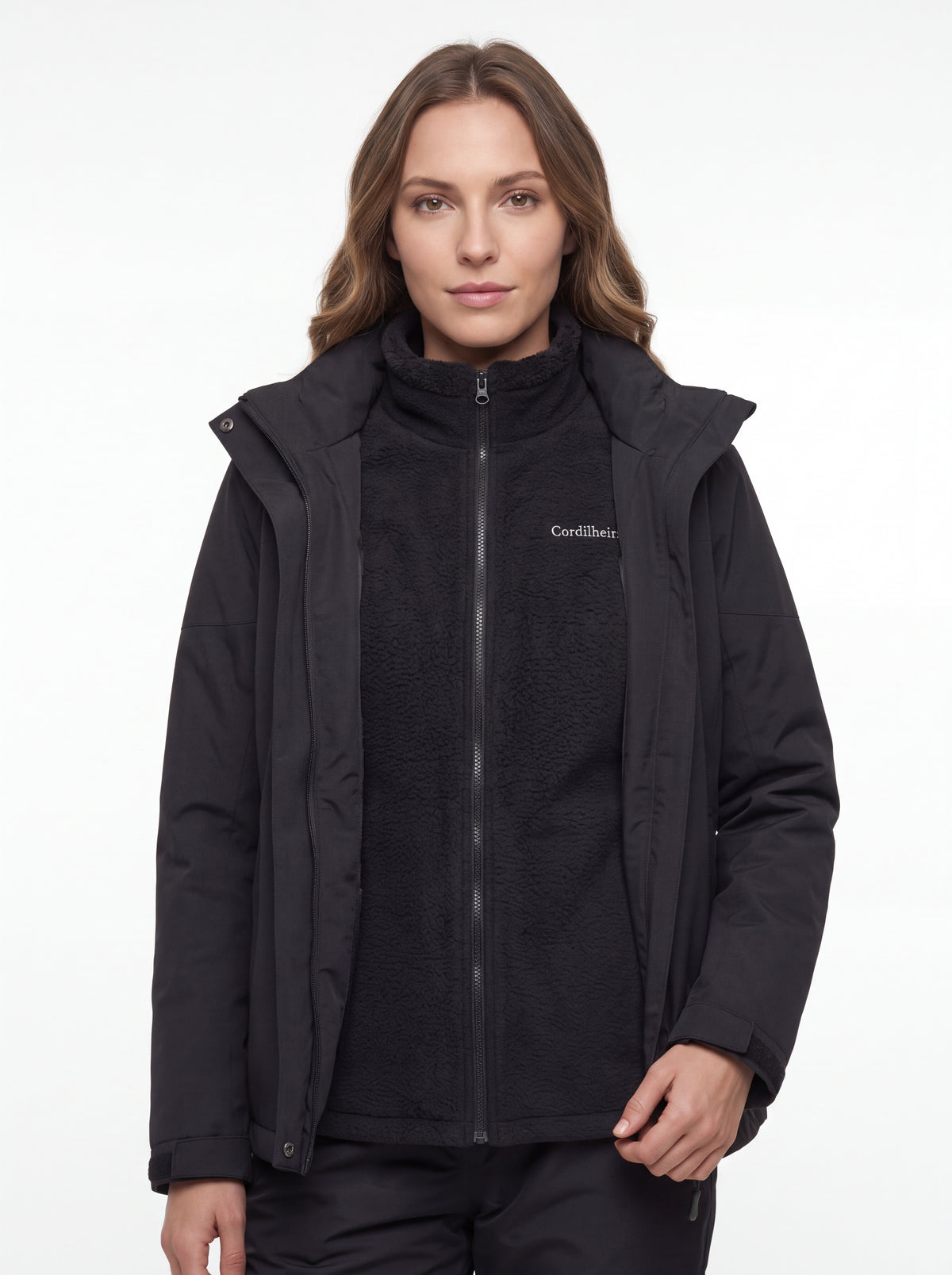 Modelo posando com Jaqueta 3 em 1 Cordilheira Alpine Feminina em estúdio, Roupa da Marca Cordilheira com Boa resistência, conforto e proteção Confiável para esportes na neve.