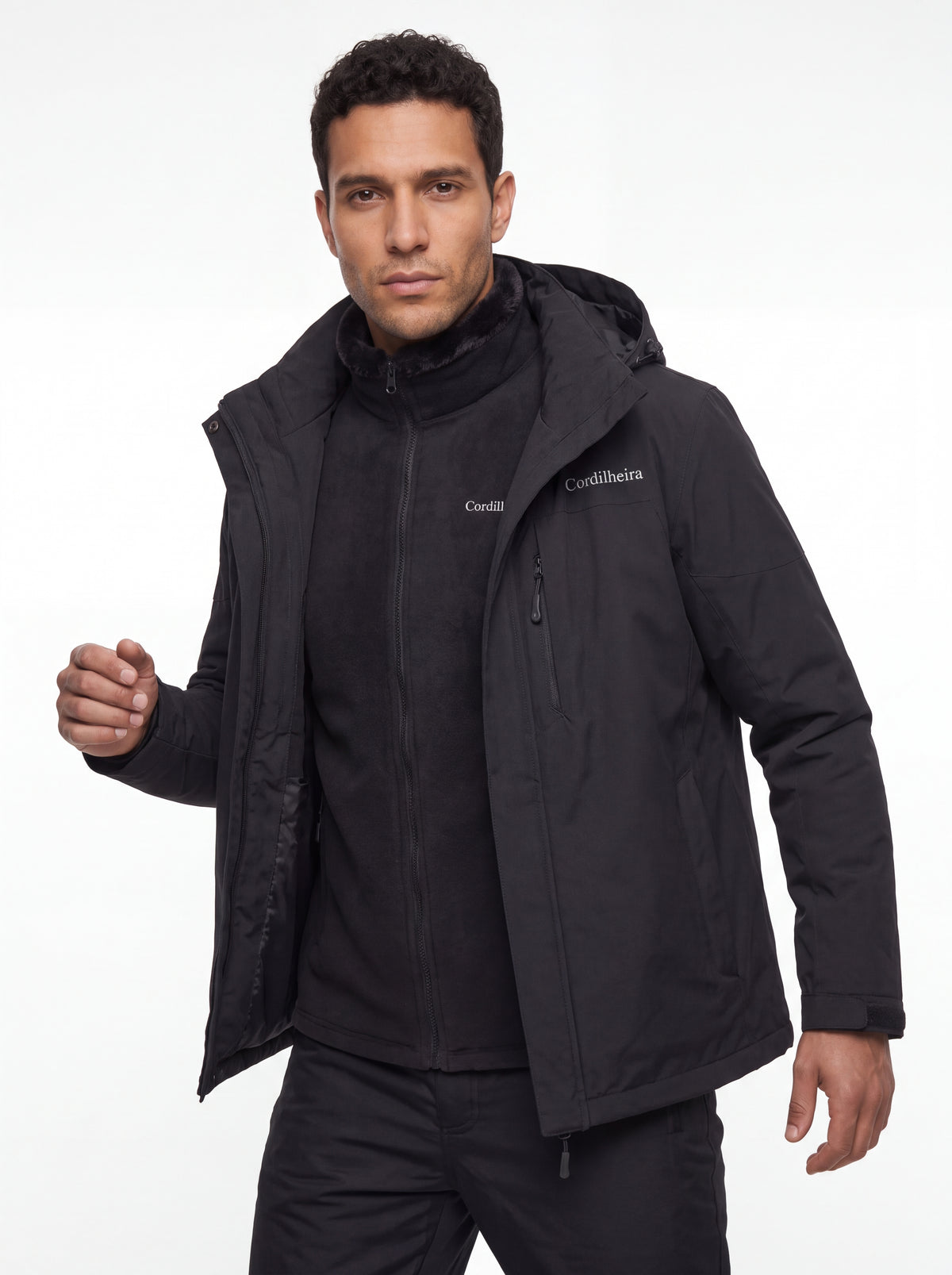 Modelo abrindo o zíper da Jaqueta 3 em 1 Cordilheira Alpine Masculina, Roupa da Marca Cordilheira com Boa qualidade, versatilidade e proteção Confiável para frio intenso.