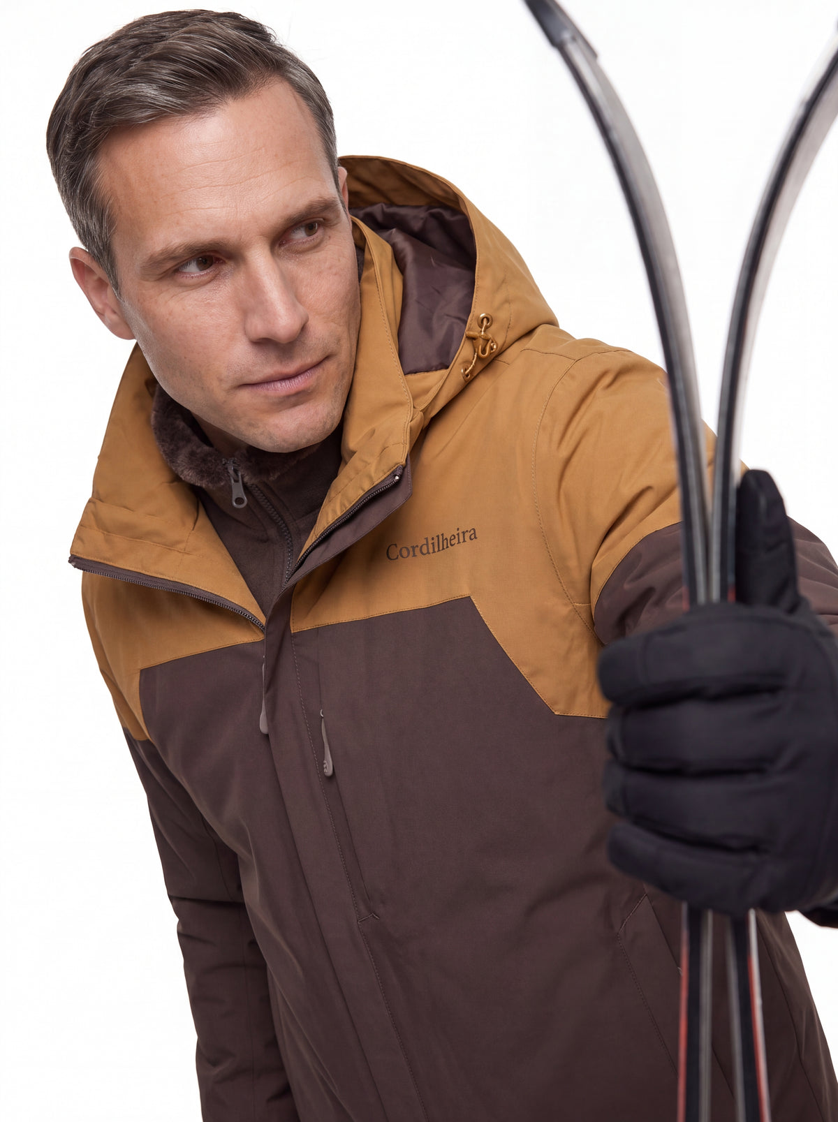 Close-up editorial da Jaqueta 3 em 1 Cordilheira Alpine Masculina para ski, Roupa da Marca Cordilheira com Boa qualidade, resistência e proteção Confiável para neve.