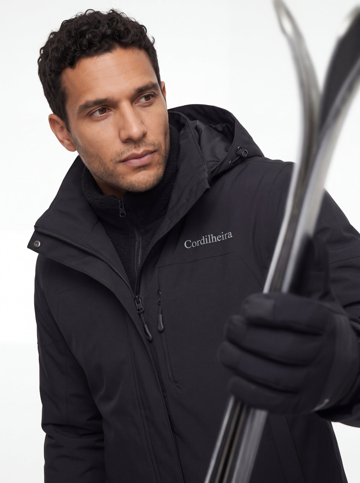 Retrato editorial com Jaqueta 3 em 1 Cordilheira Alpine Masculina, Roupa da Marca Cordilheira com Boa qualidade, resistência e proteção Confiável para ski e frio.