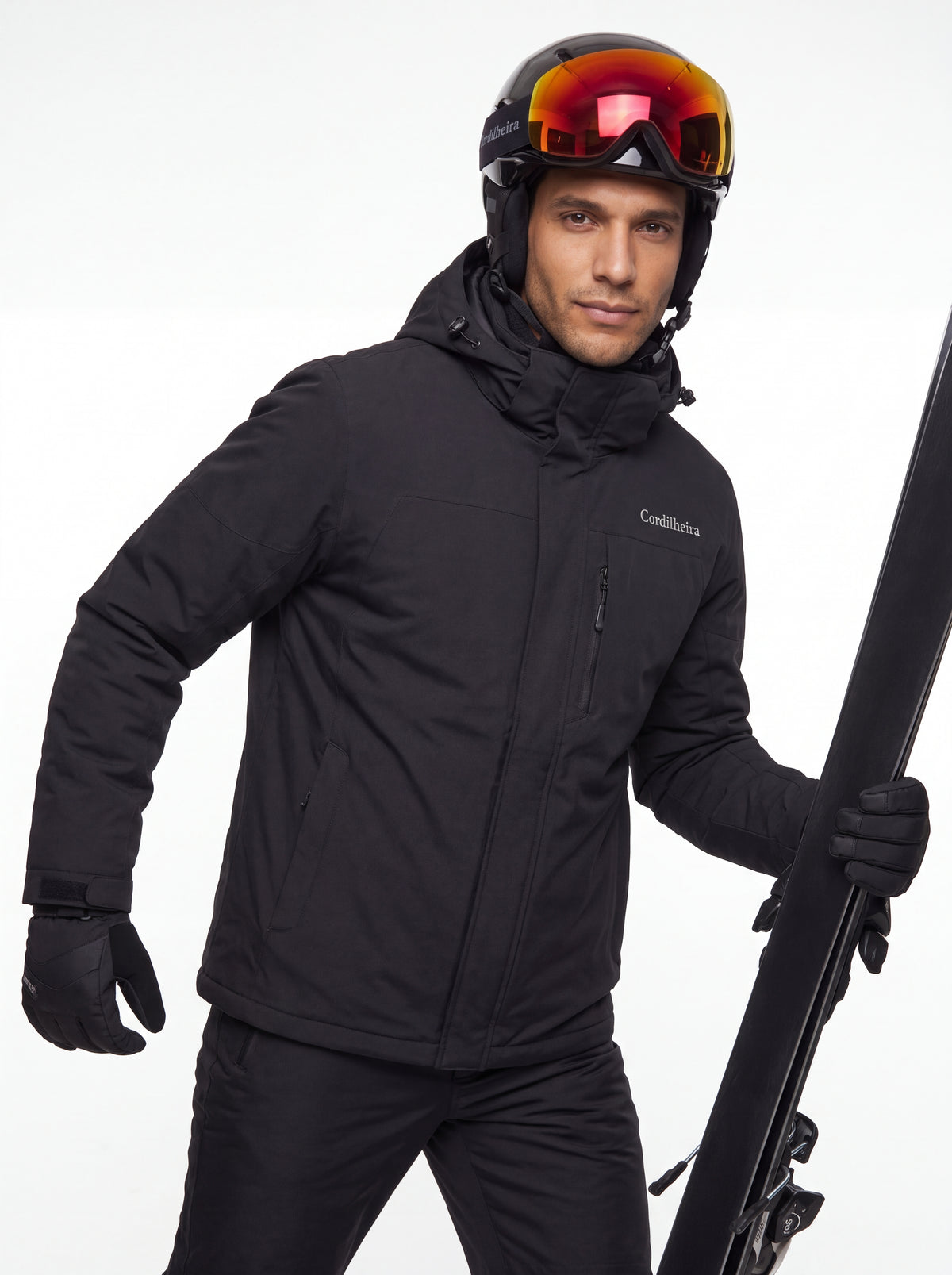 Modelo segurando esquis com Jaqueta 3 em 1 Cordilheira Alpine Masculina, Roupa da Marca Cordilheira com Boa proteção, resistência e desempenho Confiável para neve.