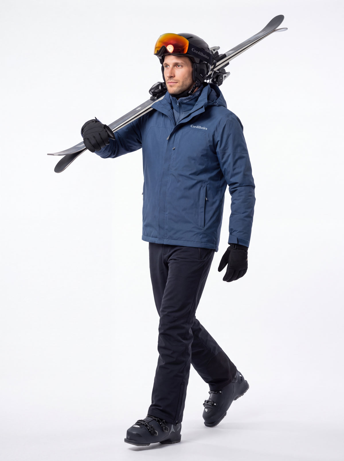 Modelo segurando esquis com Jaqueta 3 em 1 Cordilheira Alpine Masculina, Roupa da Marca Cordilheira com Boa qualidade, resistência e desempenho Confiável para ski e neve.