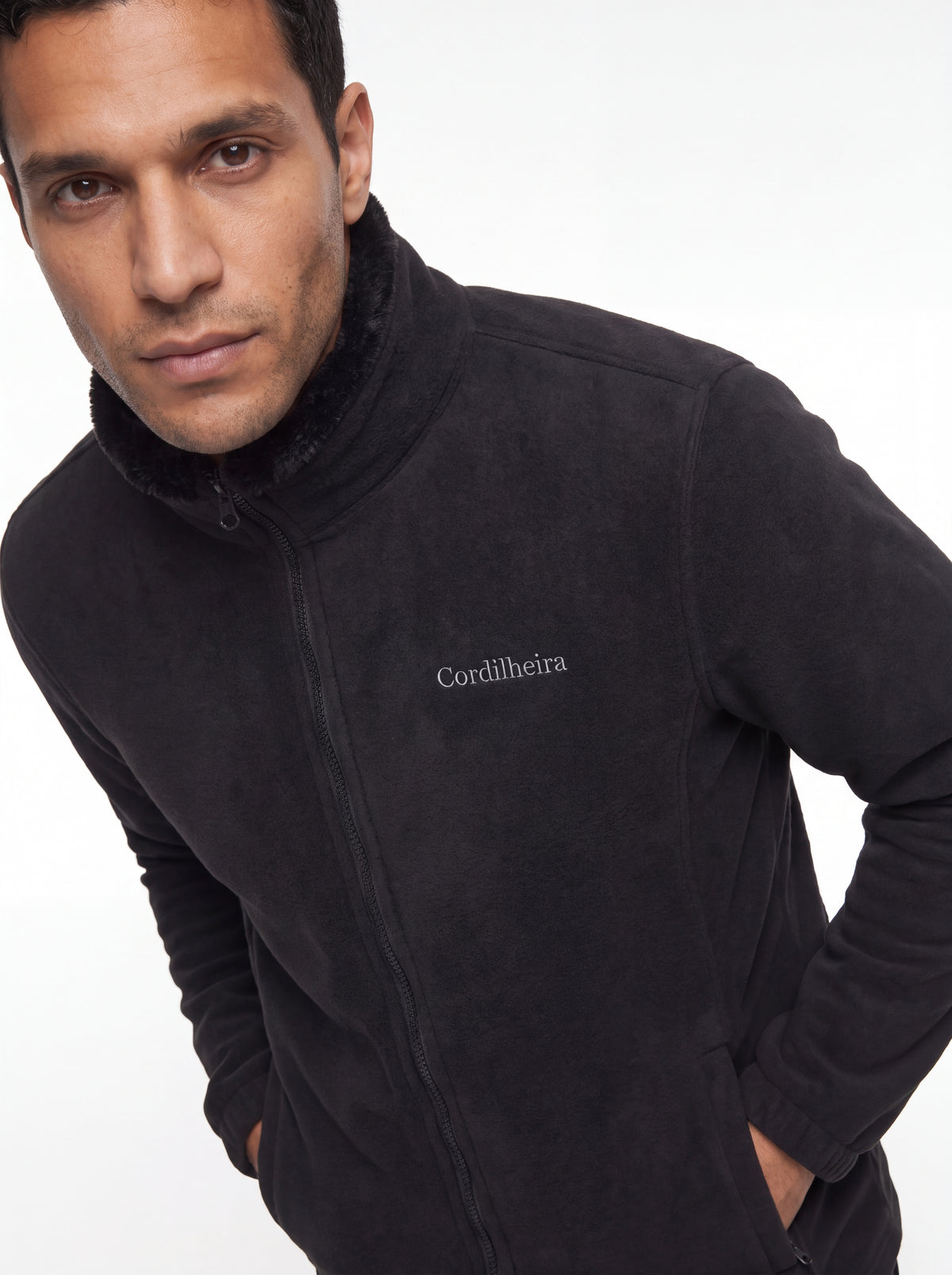 Close-up do logo bordado da Jaqueta 3 em 1 Cordilheira Alpine Masculina, Roupa da Marca Cordilheira com Boa qualidade, resistência e acabamento Confiável.
