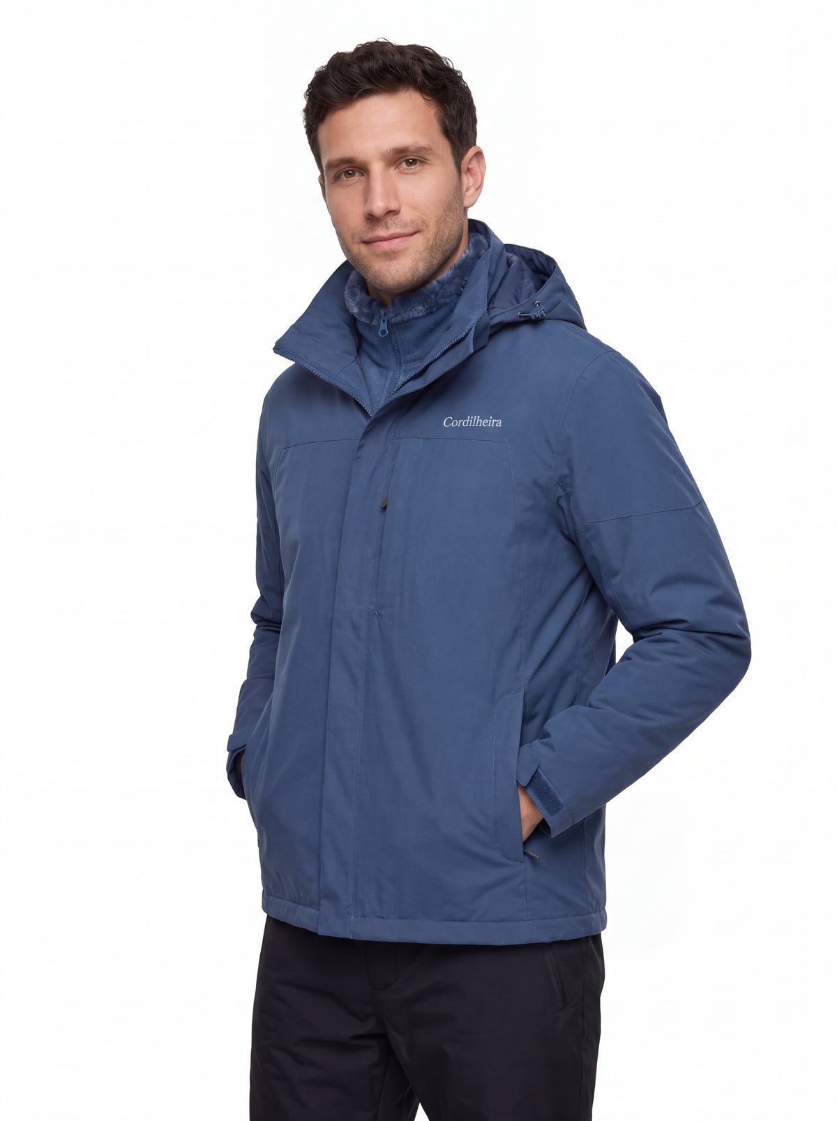 Modelo usando Jaqueta 3 em 1 Cordilheira Alpine Masculina com logo preservado, Roupa da Marca Cordilheira com Boa qualidade e acabamento Confiável para esporte e inverno.