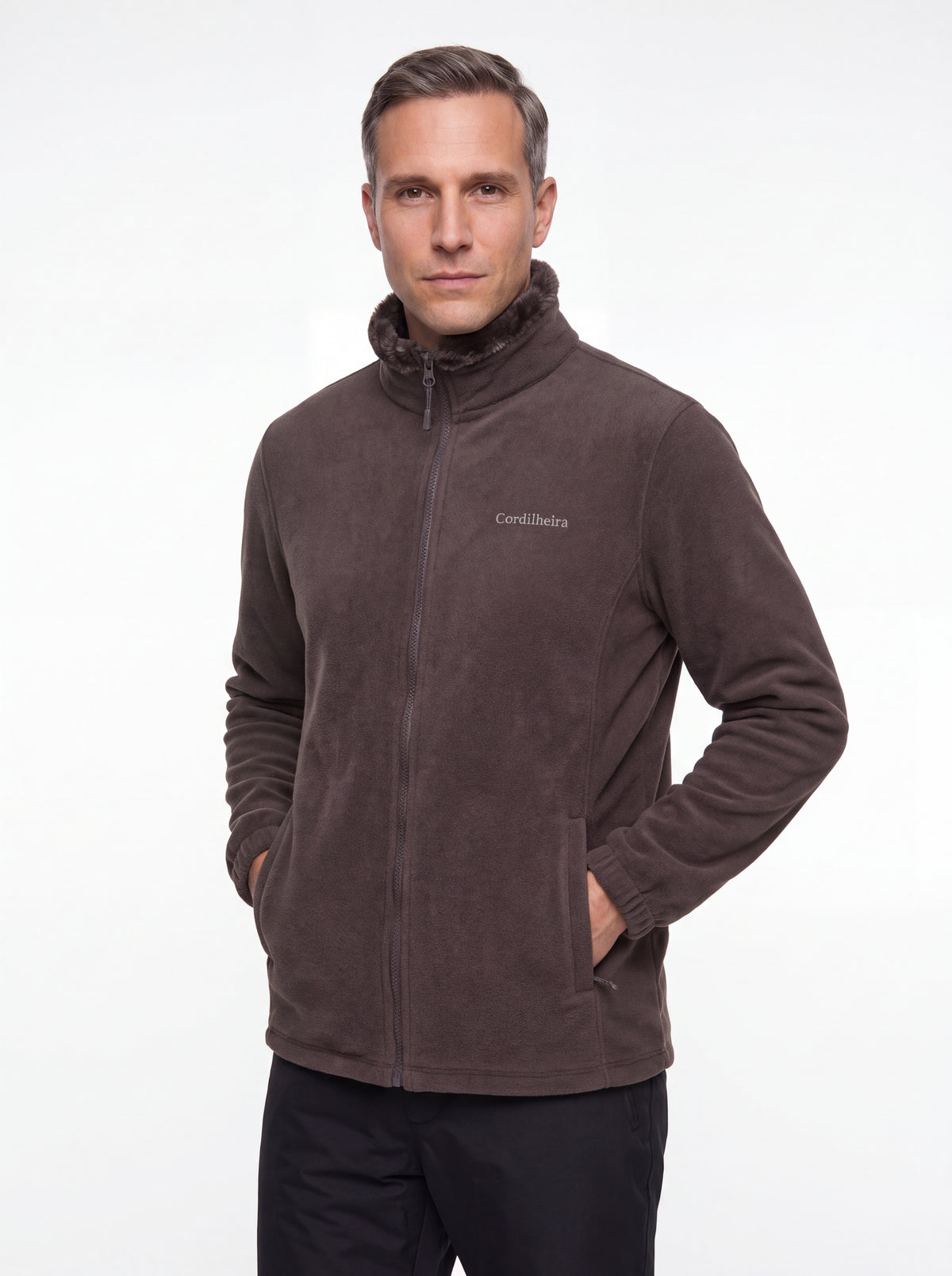 Modelo usando Jaqueta 3 em 1 Cordilheira Alpine Masculina em pose de produto, Roupa da Marca Cordilheira com Boa qualidade e proteção impermeável Confiável para frio e neve.