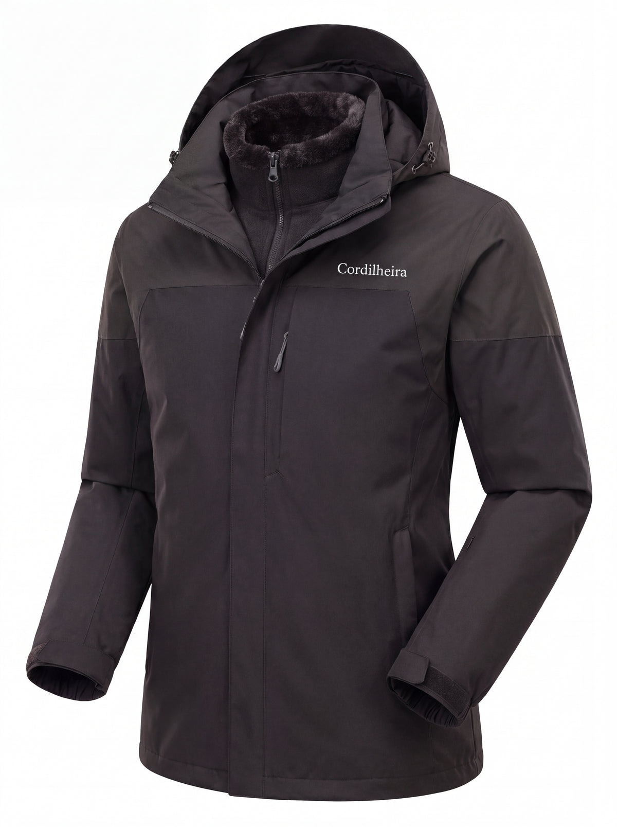 Modelo posando com Jaqueta 3 em 1 Cordilheira Alpine Masculina, Roupa da Marca Cordilheira com Boa qualidade, resistência e acabamento Confiável para frio, neve e uso outdoor.