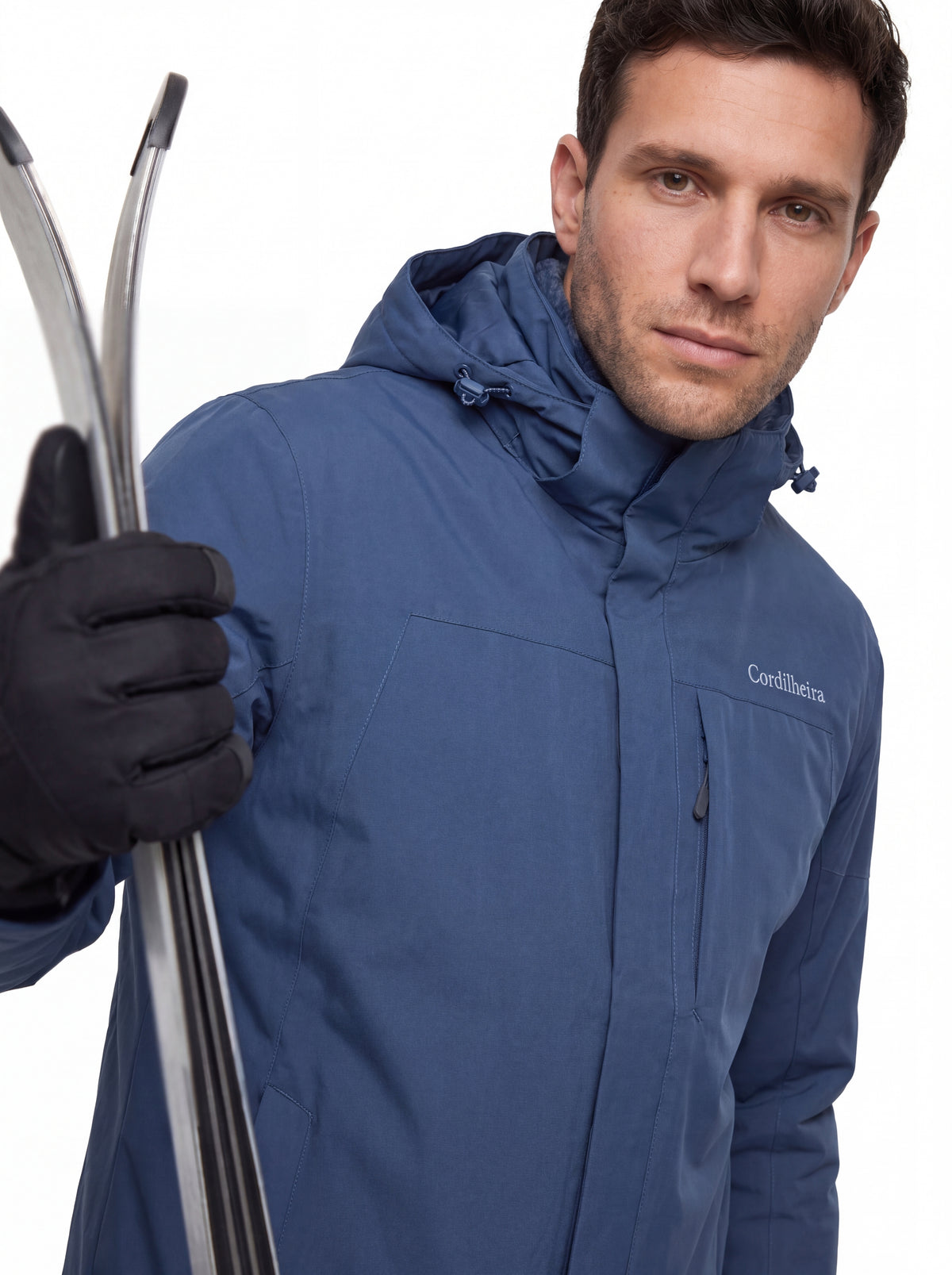 Modelo posando com Jaqueta 3 em 1 Cordilheira Alpine Masculina em proposta de ski, Roupa da Marca Cordilheira com Boa qualidade e proteção Confiável para esportes na neve.