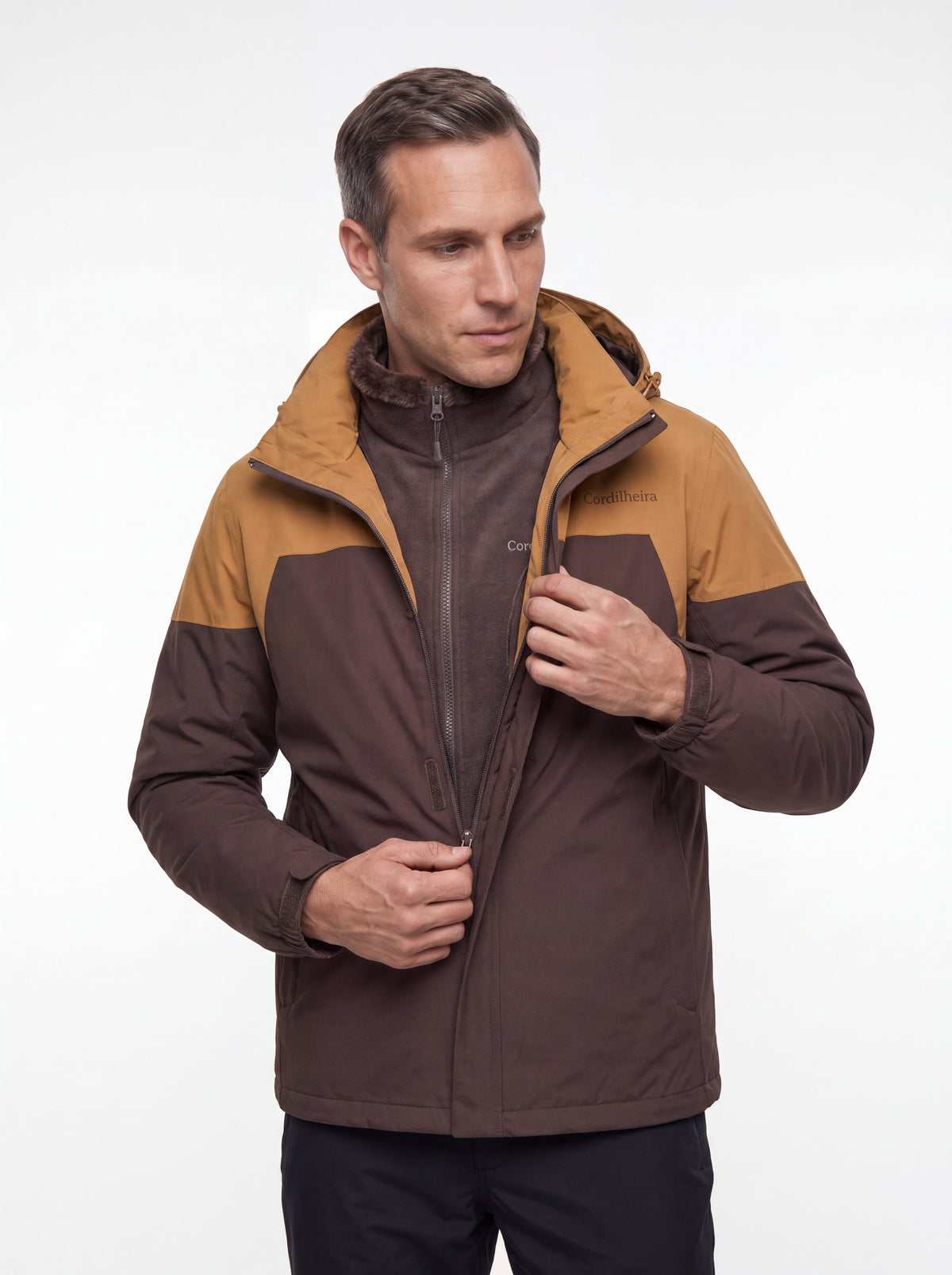 Modelo abrindo o zíper frontal da Jaqueta 3 em 1 Cordilheira Alpine Masculina, Roupa da Marca Cordilheira com Boa versatilidade e construção Confiável para diferentes condições de frio.